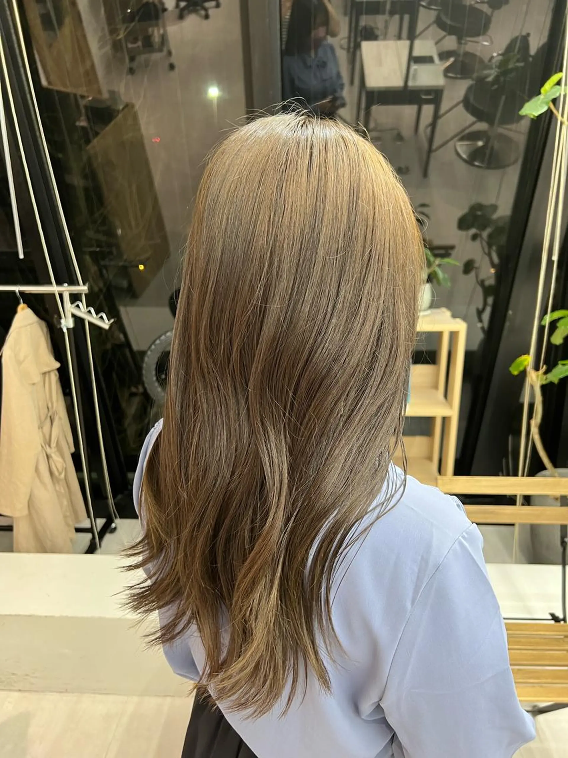 カラー ベージュカラー 小森聖奈 韓国風レイヤーカットのヘアスタイル