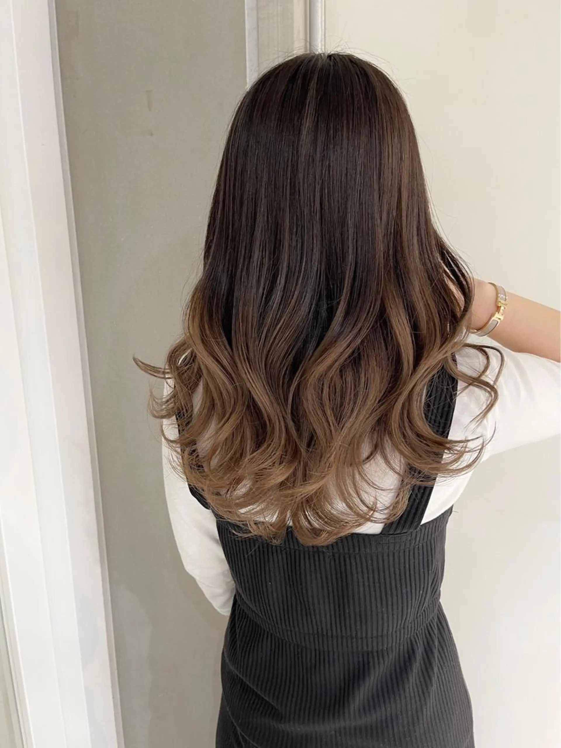 ロング アッシュ フレンチガーリー 髪質改善 オン眉 ヘアカラー トリートメント 公式 Ease by amble luxeのヘアスタイル