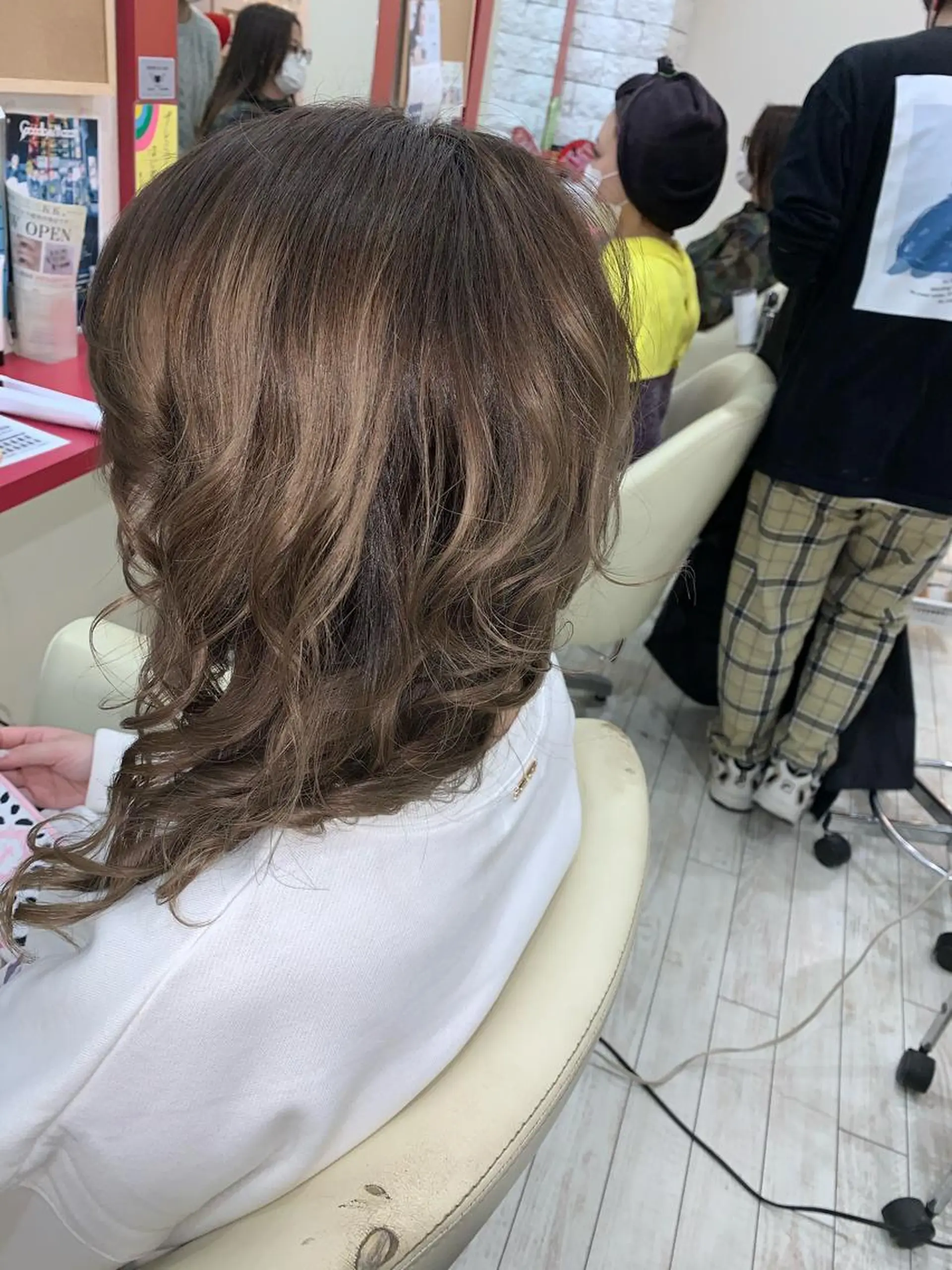 セミロング カラー ヘアアレンジ 今村公介 ブリーチ特化、派手髪のヘアスタイル