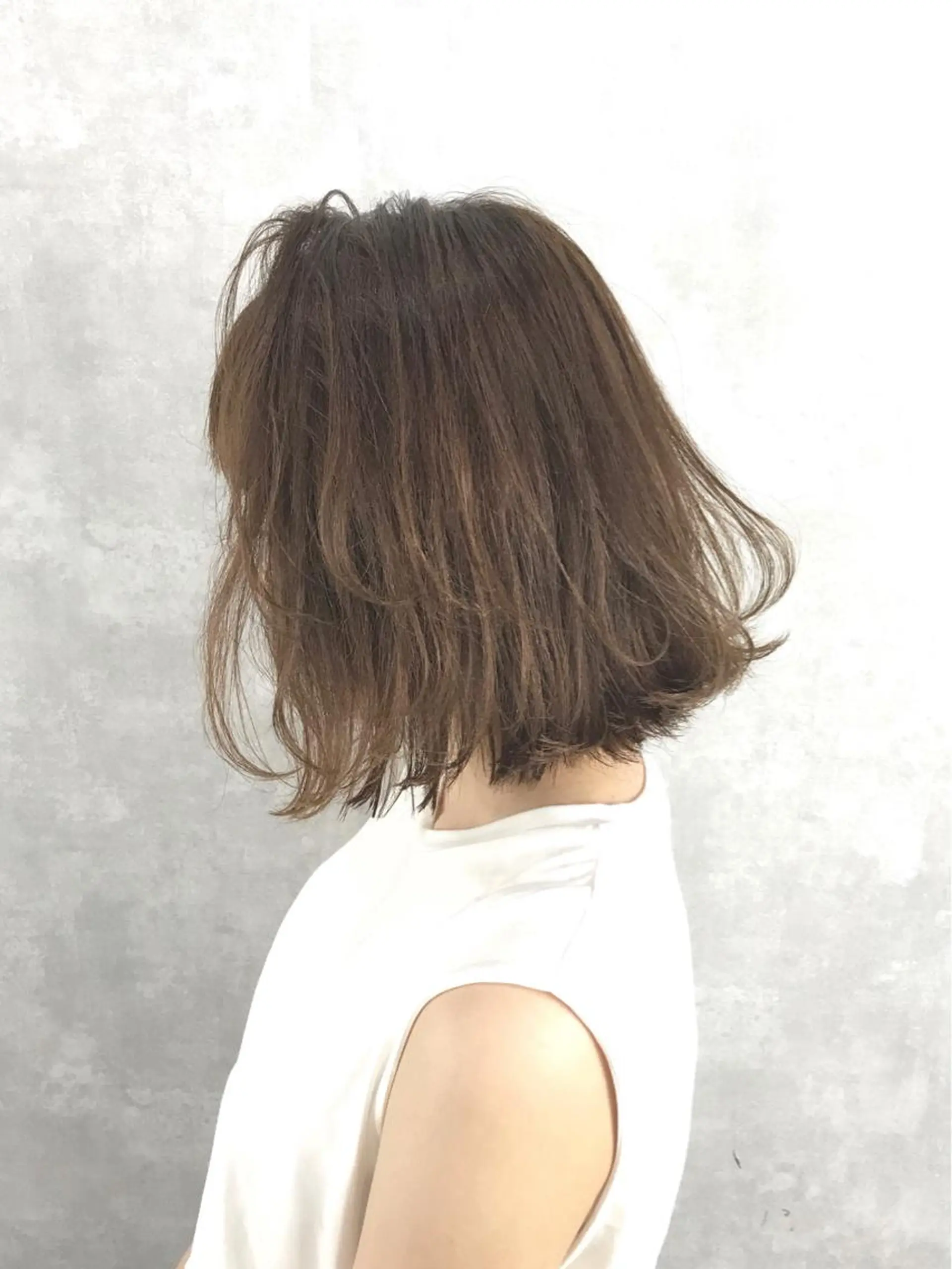 ミディアム カラー ベージュカラー TOMOYAレイヤー ブリーチ縮毛矯正のヘアスタイル