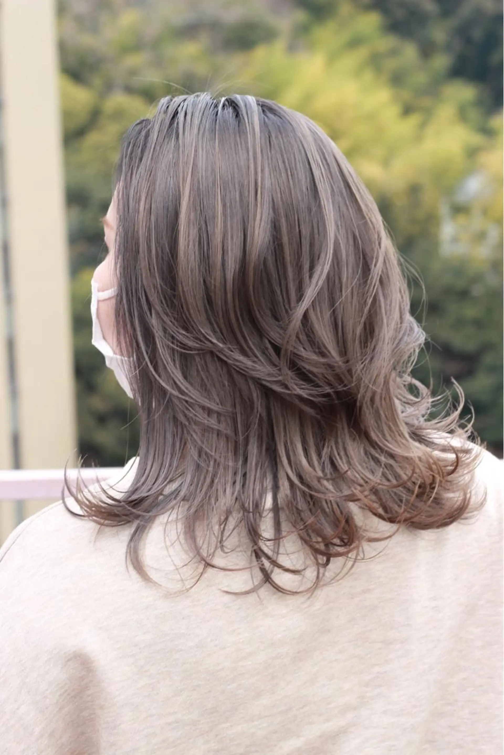 ミディアム カラー ベージュカラー ブリーチ シルバー シルバーベージュ ヘアカラー Viage （ビアージュ）のヘアスタイル