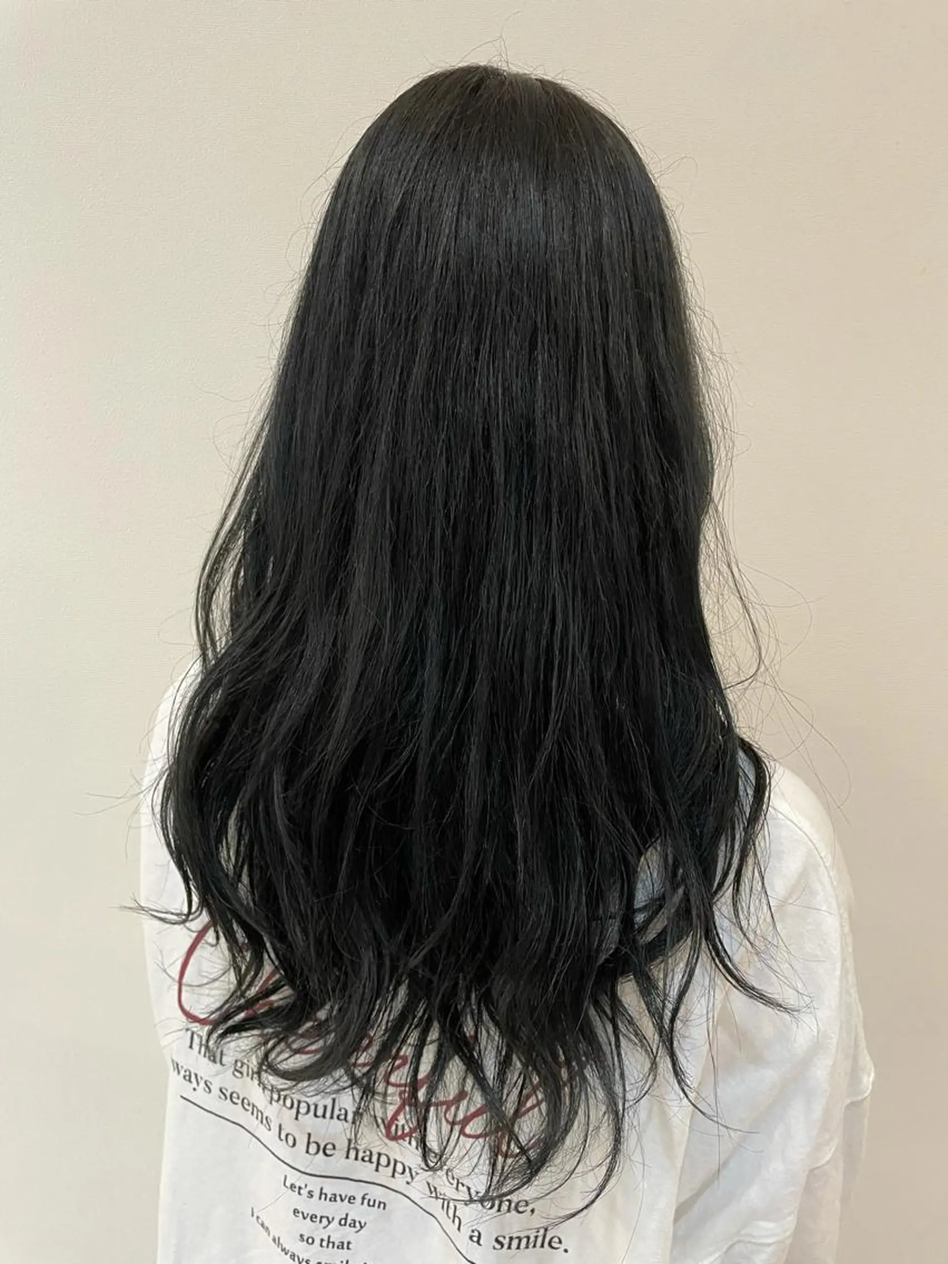 ロング カラー 黒髪 ブルーカラー ブルーブラック 韓国風ヘア 土屋 桃佳のヘアスタイル