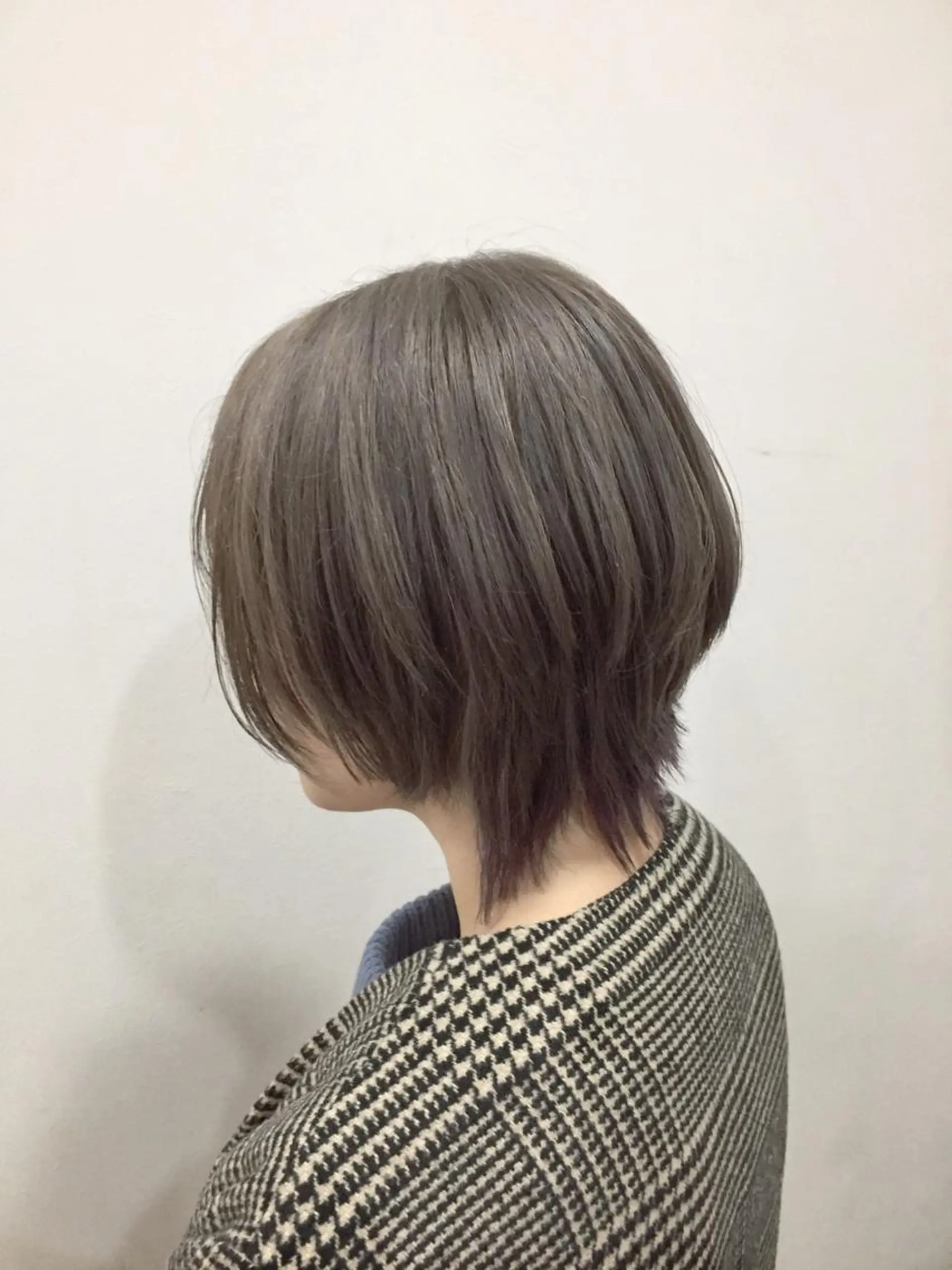 ショート アッシュ パープルカラー 脱白髪染め美容師 竹内涼乃のヘアスタイル