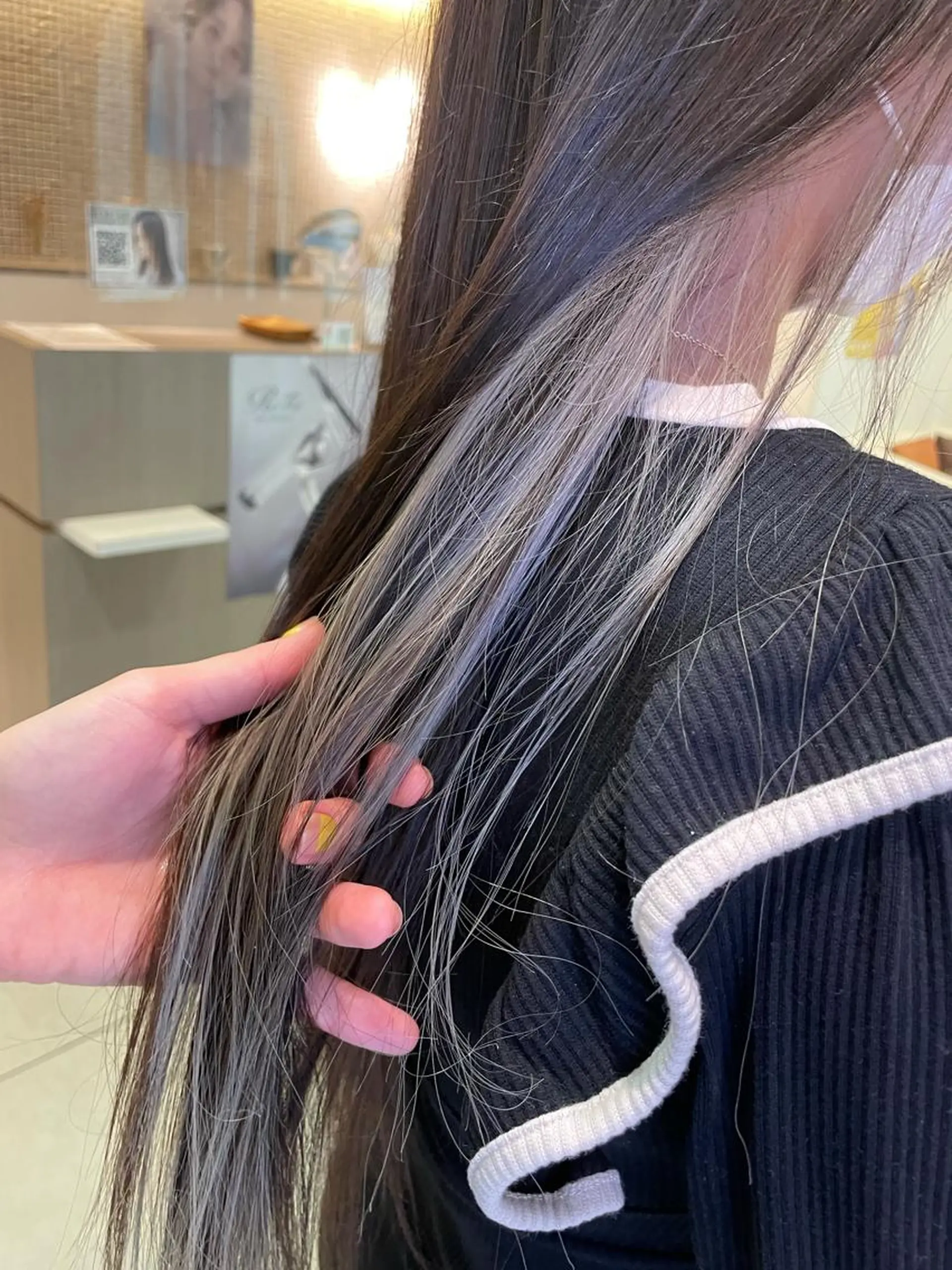 ロング カラー アッシュ ブリーチ インナーカラー シルバー シルバーアッシュ カット ヘアカラー 松佐 ゆかりのヘアスタイル