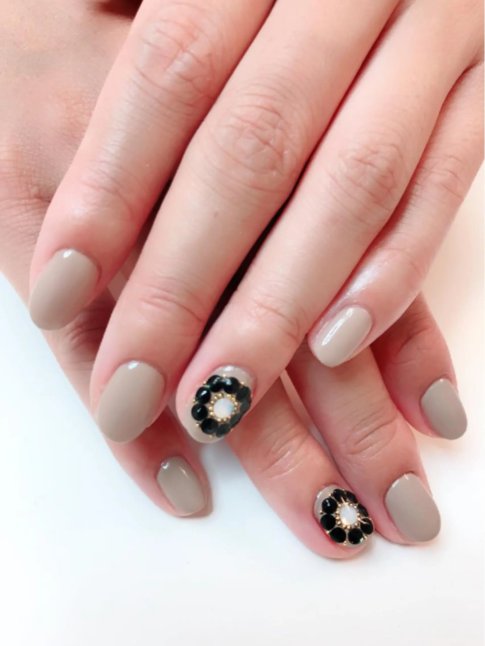 セミロング カラー ネイル マツエク・マツパ 黒髪 ストーンネイル Sunny side nailのネイルデザイン