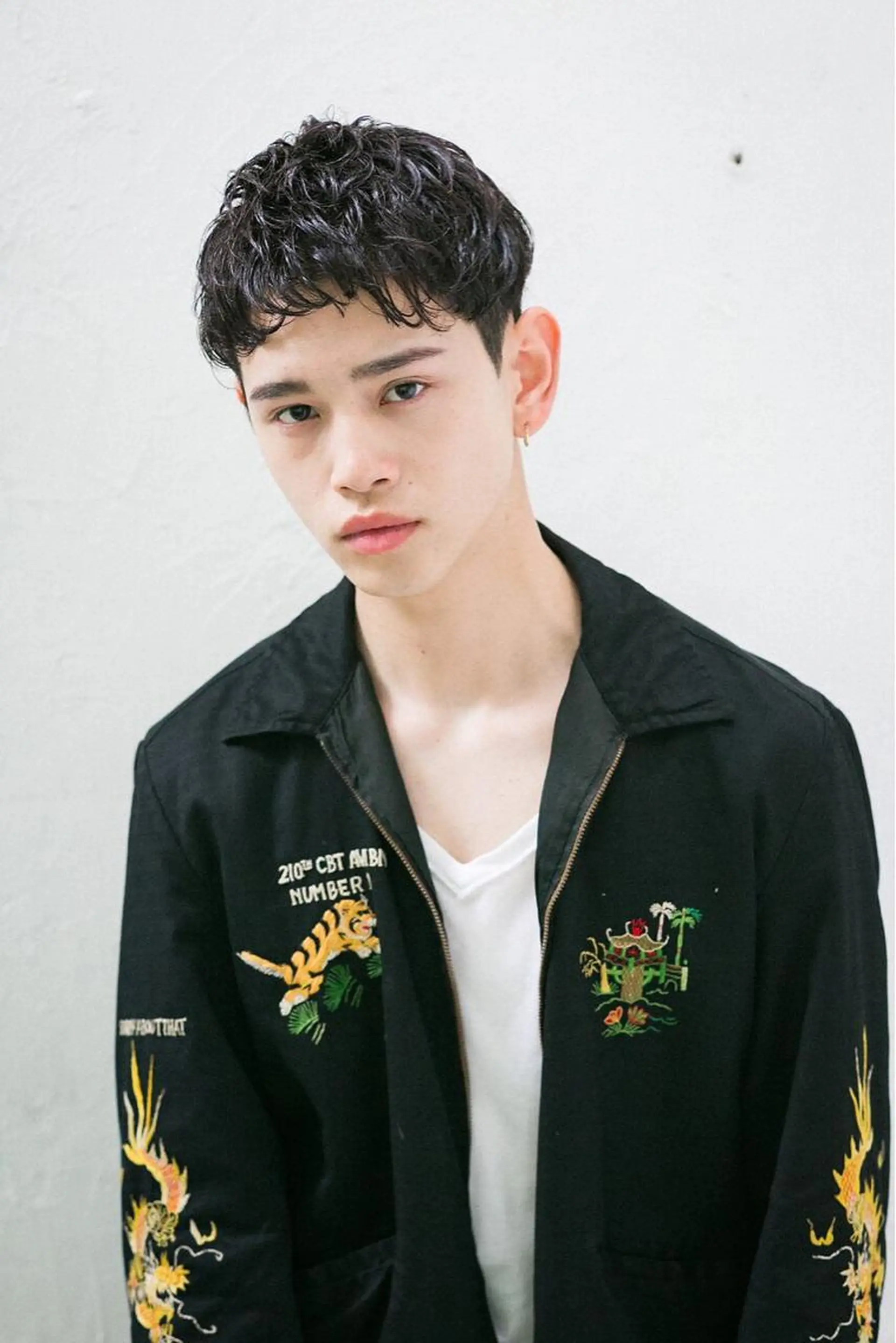 ショート カラー パーマ メンズ メンズバレイヤージュ メンズブリーチ センターパート フェードカット メンズハイライト スパイラルパーマ 🌐hina⭐️のヘアスタイル