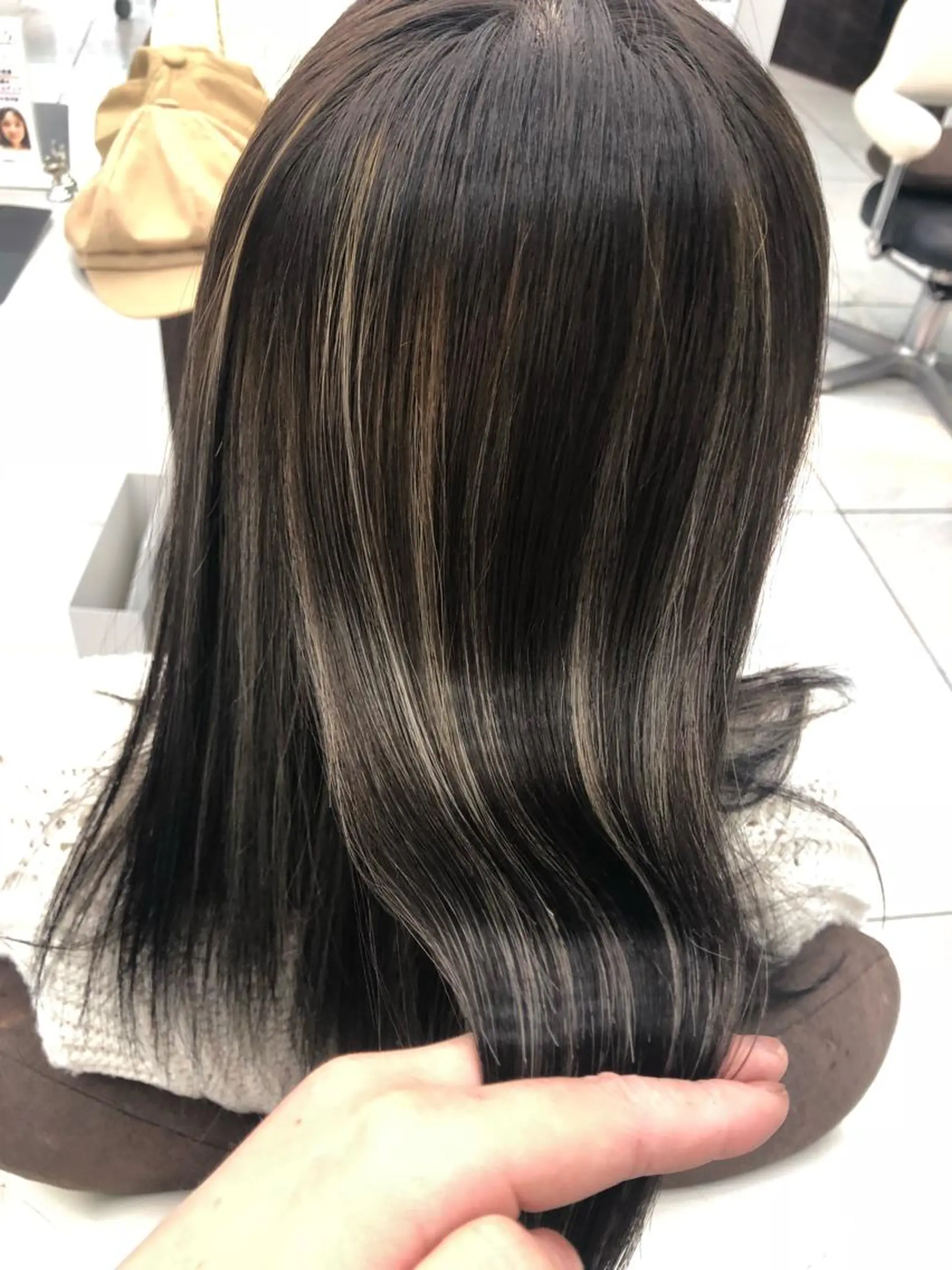 セミロング カラー ブリーチ トリートメント 白髪ぼかしハイライト めさきすずなのヘアスタイル