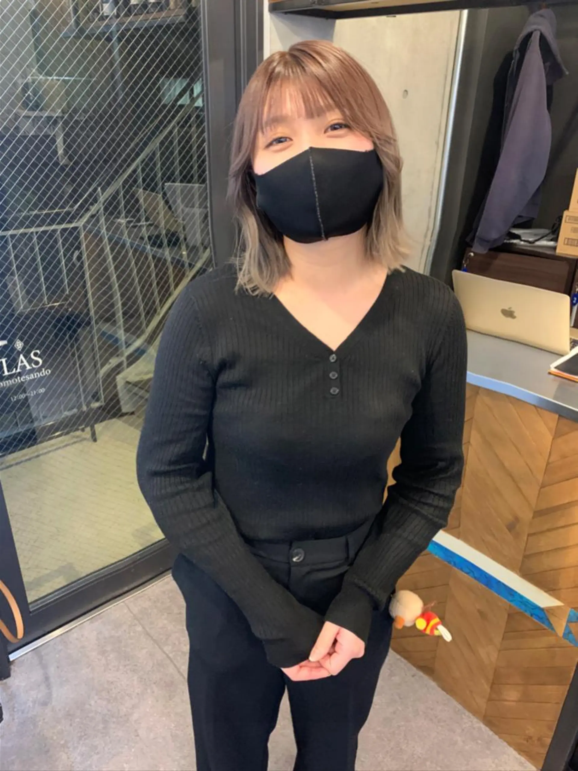 ショート カラー ブリーチ グラデーションカラー グレージュ ハイトーンカラー ハイトーングレージュ 柔らかブラウン/顔周 りレイヤー♡ユウシのヘアスタイル