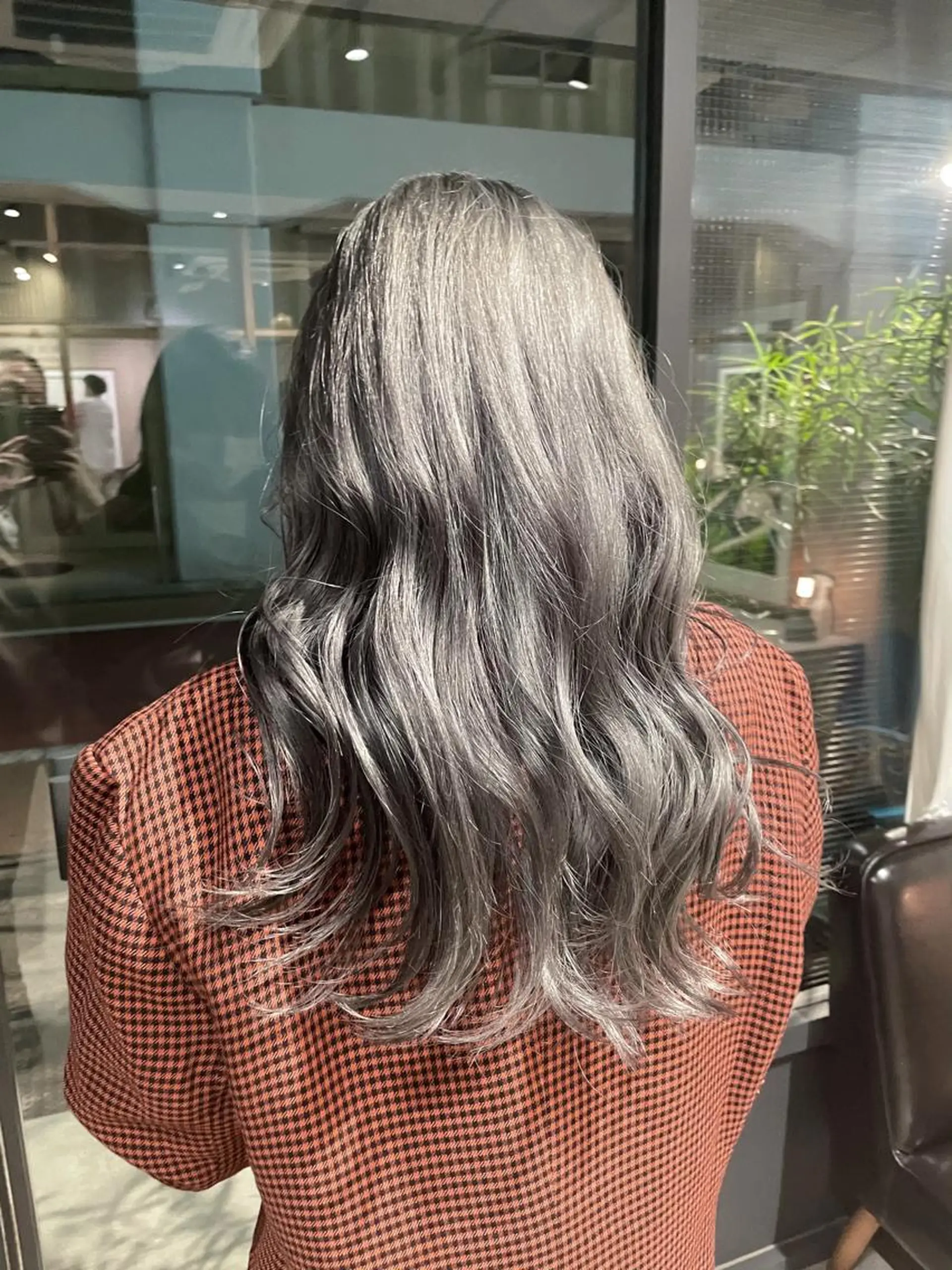 ロング カラー シルバー ホワイトシルバー matiz マティス　表参道所属・💙アンブレラカラー 髪質改善　丸尾】のヘアスタイル