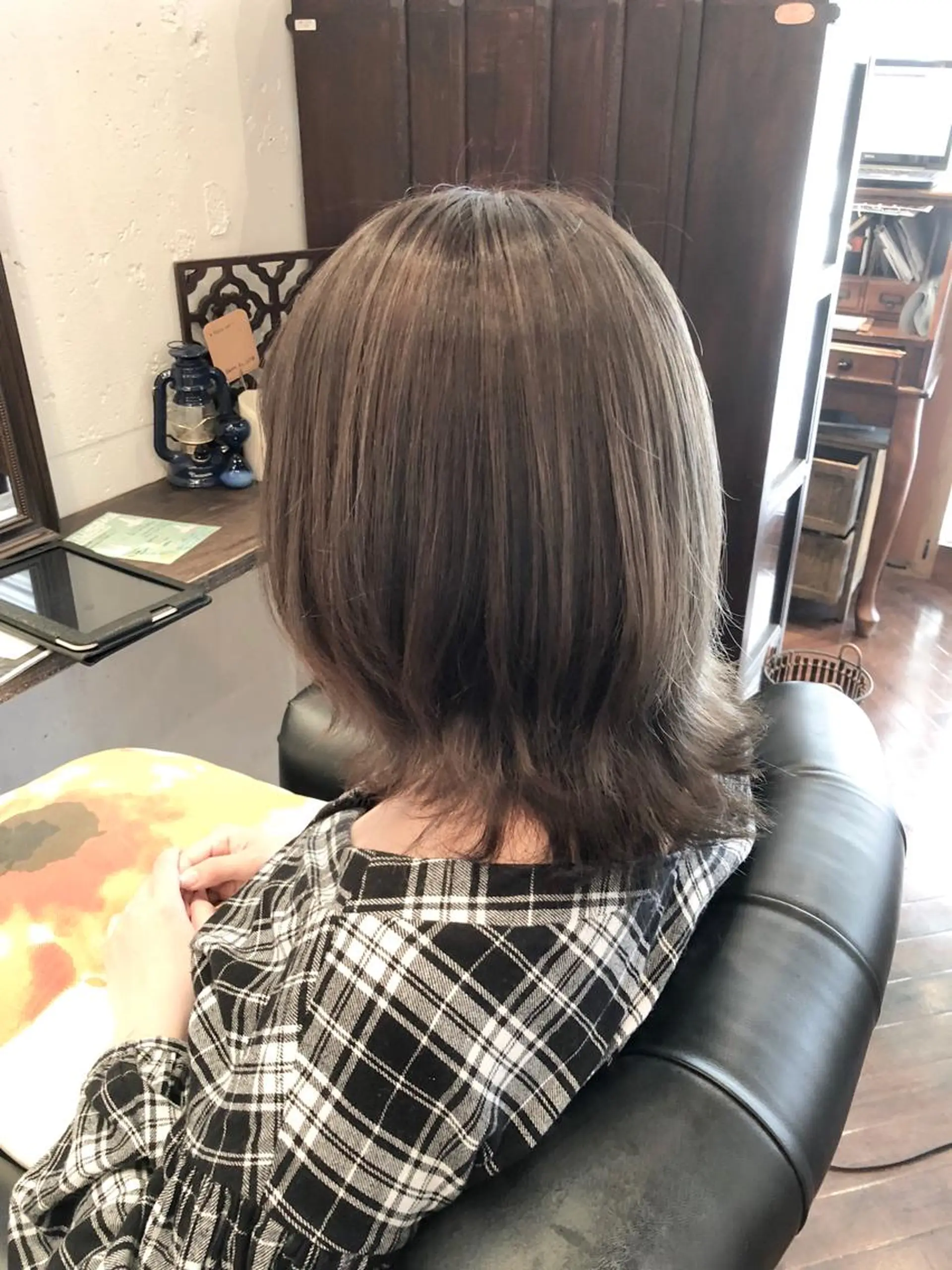 ミディアム カラー グレージュ ハイライトカラー ハイライト ヘアカラー いしだ みさきのヘアスタイル