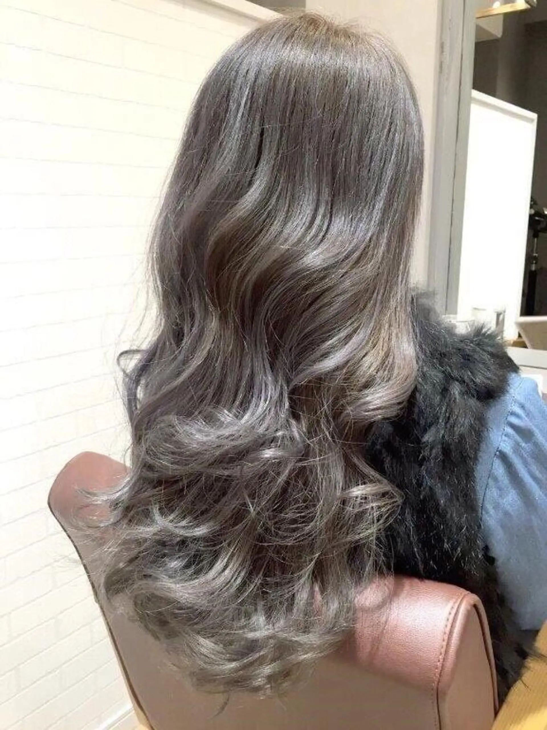 ロング カラー 磧本 祐里恵のヘアスタイル