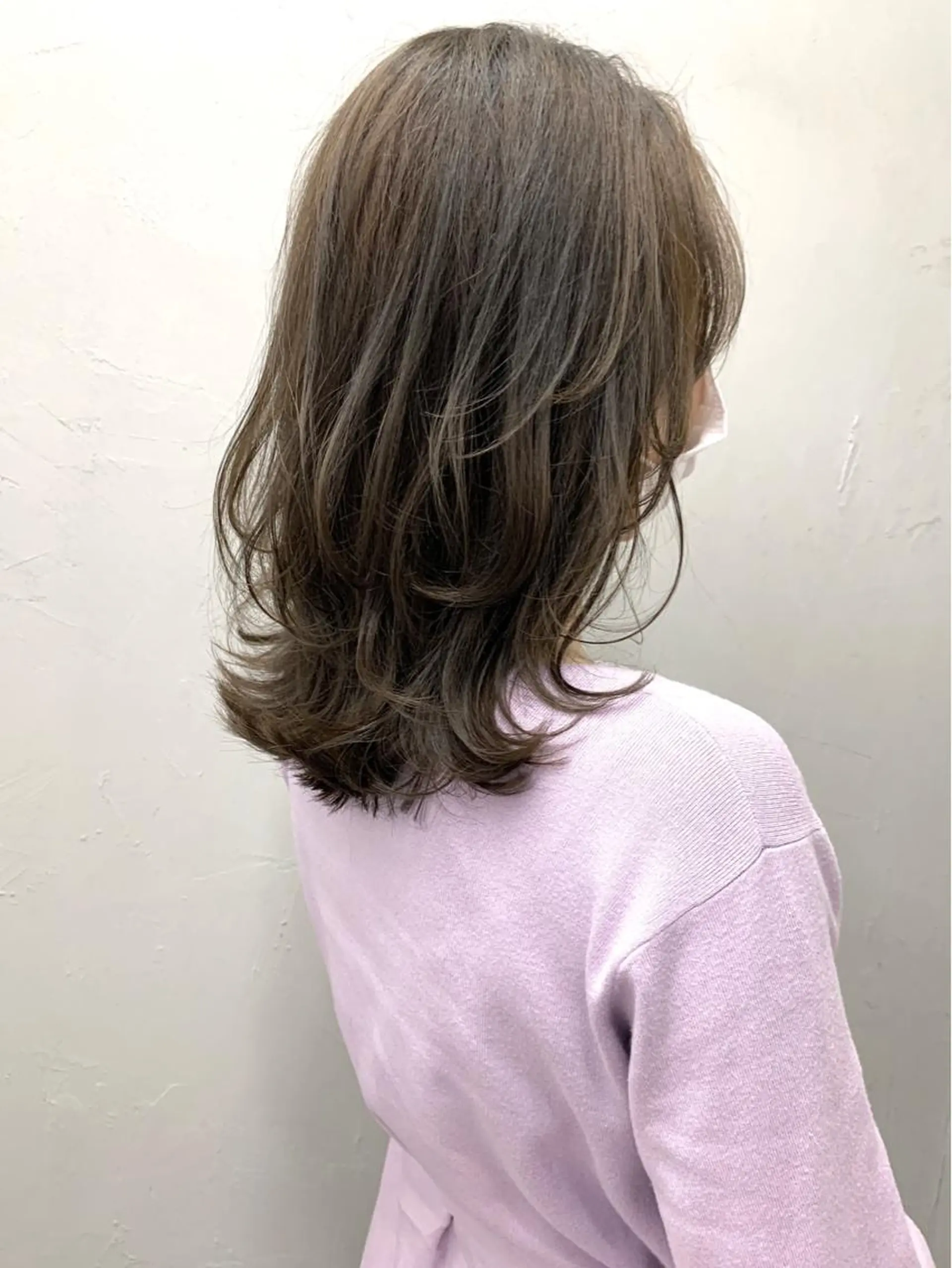 ミディアム カラー ミディアムレイヤー アッシュ ベージュカラー オリーブカラー くびれヘア ヘアカラー AMI Hair Supply所属・YUSUKE レイヤーカットカラーのヘアスタイル