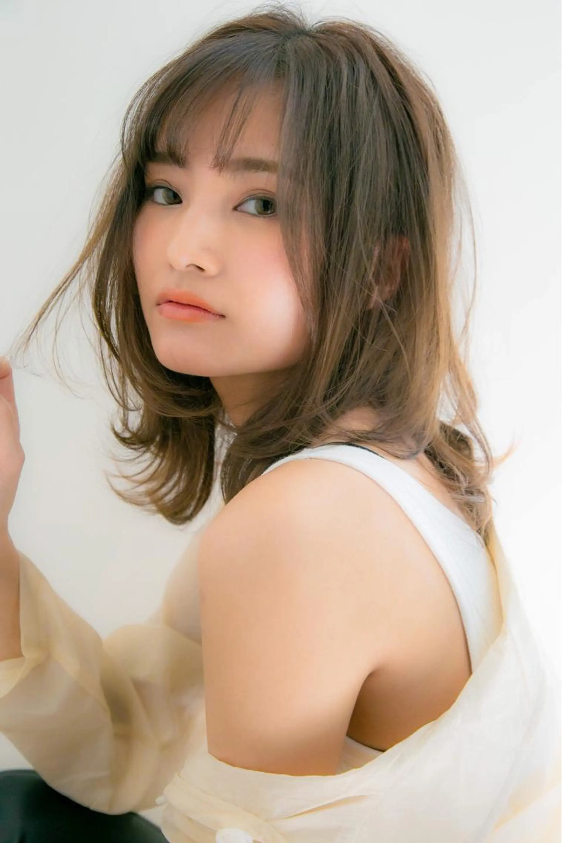 ミディアム カット ヘアカラー トリートメント 山本翔一郎 韓国顔周りレイヤーのヘアスタイル