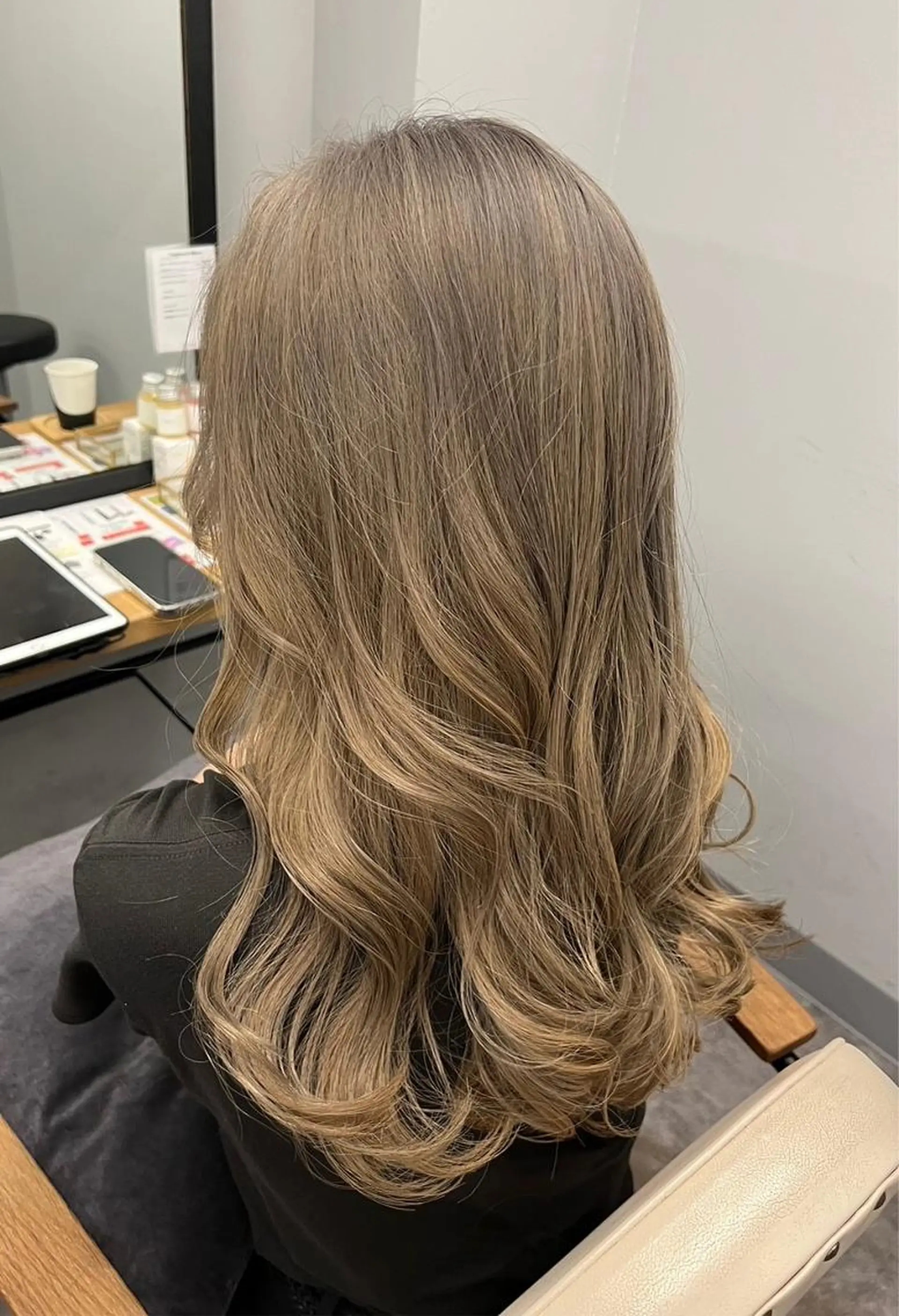 ロング カラー アディクシーカラー アッシュ バレイヤージュ ミストバング ベージュカラー N° aria 三軒茶屋のヘアスタイル