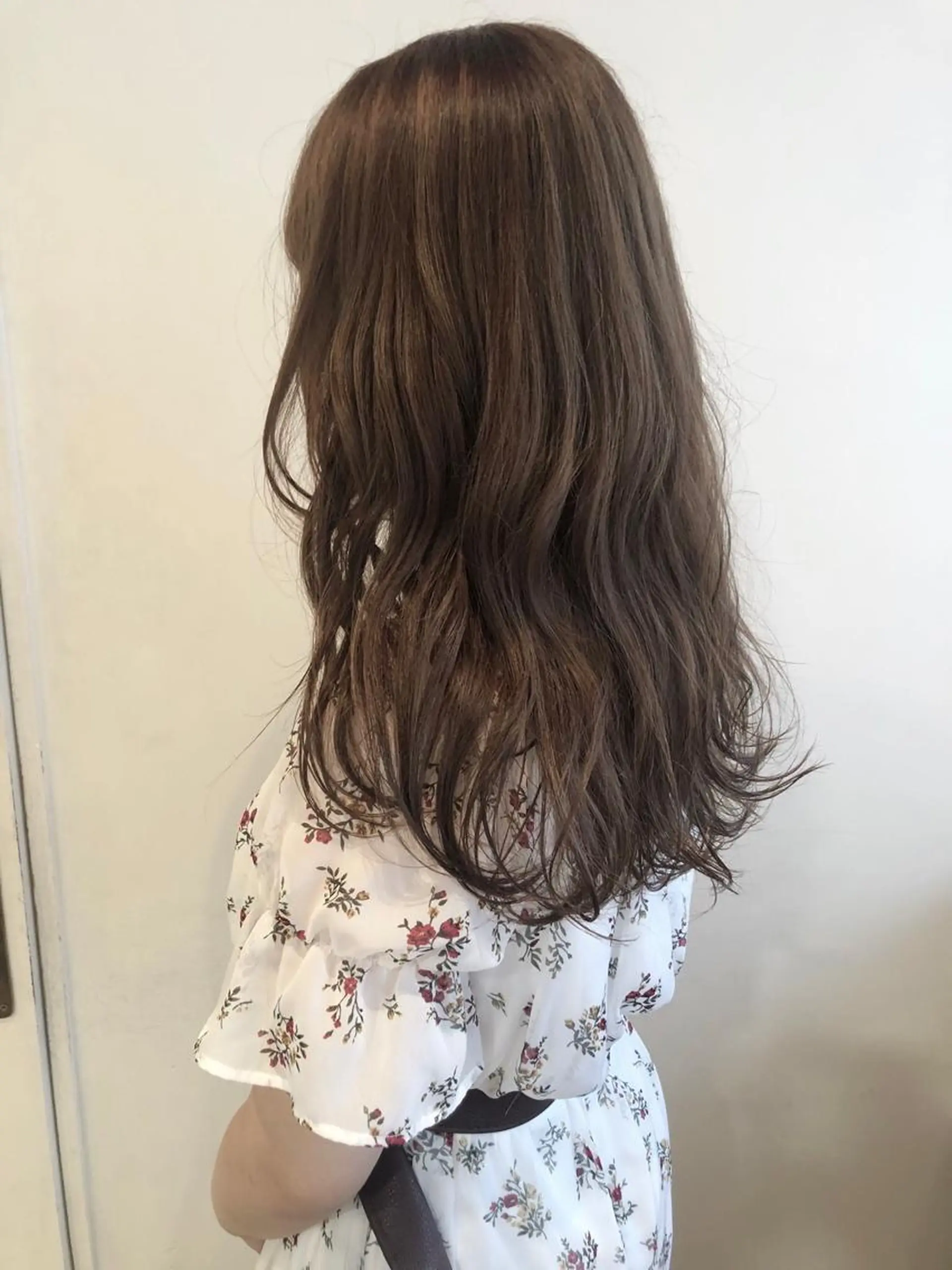 セミロング カラー MIOベージュカラー 柔らかいカラーのヘアスタイル