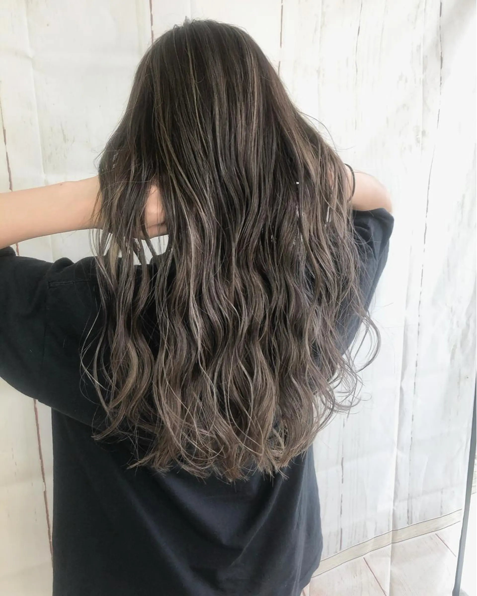 ロング カラー ベージュカラー ハイライトカラー ハイライト ハイライトカラー✨ グレージュ✨鎌倉光洋のヘアスタイル