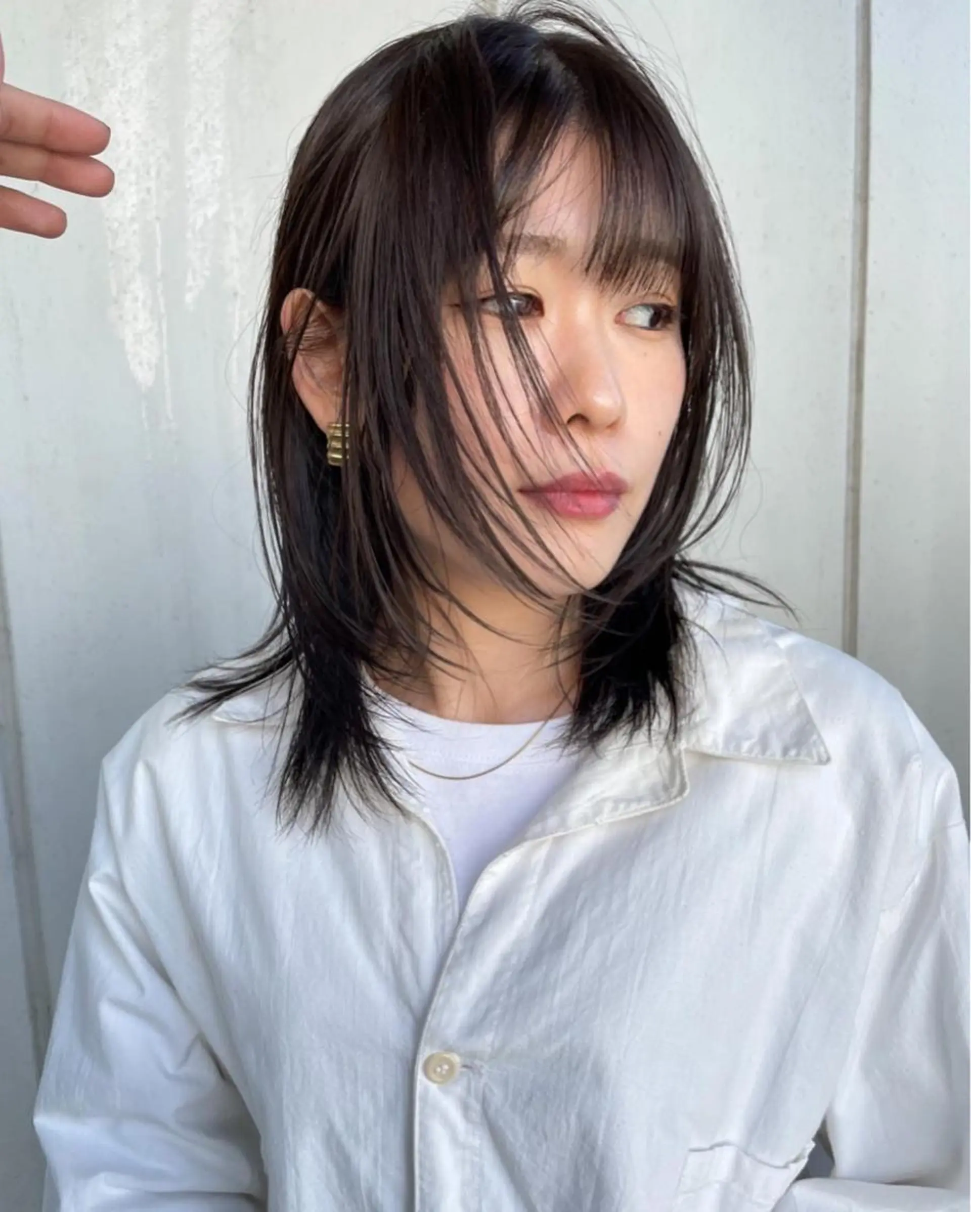 ミディアム カラー アッシュ レイヤーカット カット ヘアカラー トリートメント Loom.所属・村上雅人 ナチュラルモードのヘアスタイル