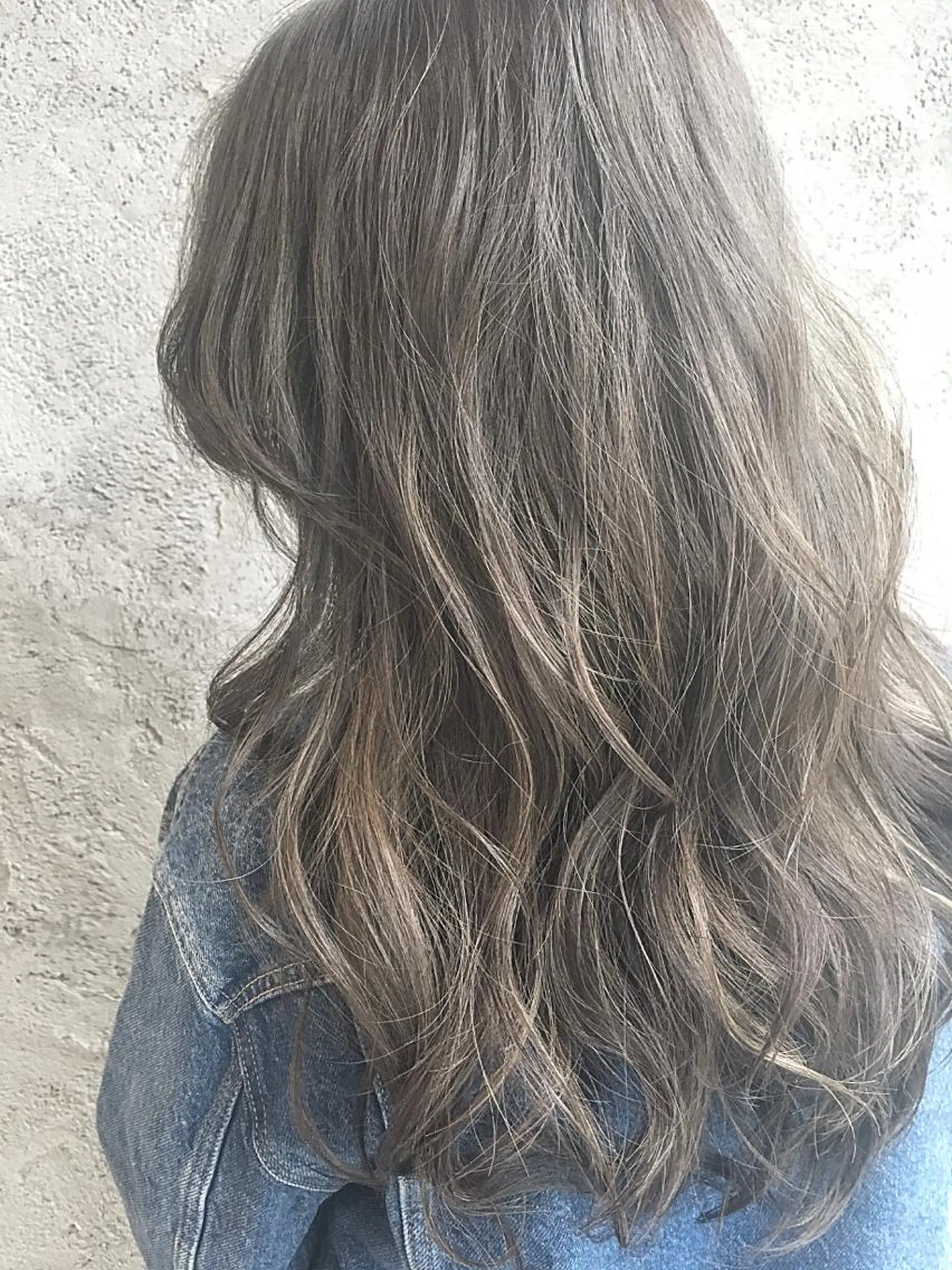 ロング カラー アッシュ ブリーチ ハイライトカラー ブリーチなしカラー ハイライト EMANON天神所属・Hitomi Ezakiのヘアスタイル