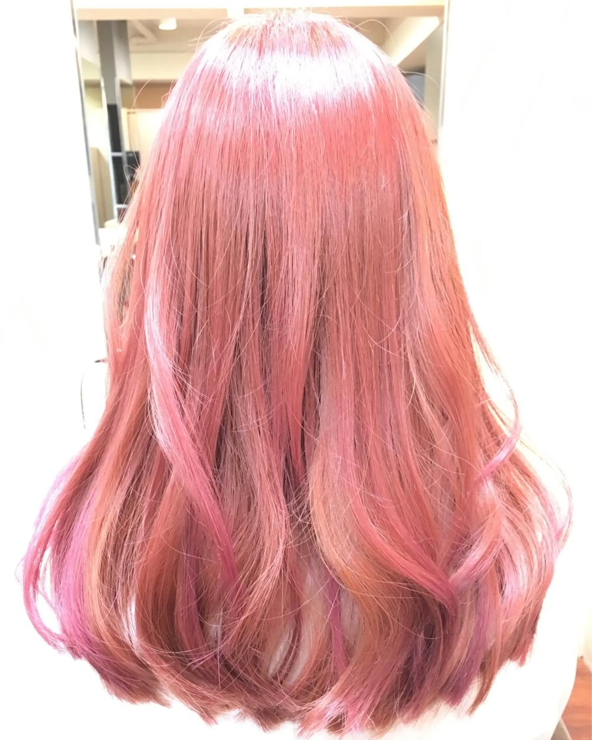 ミディアム セミロング ロング カラー パーマ ブリーチ 透明感カラー ハイライトカラー ピンクカラー バイオレットカラー 推し活専用 【派手髪】飯野ゆかりのヘアスタイル