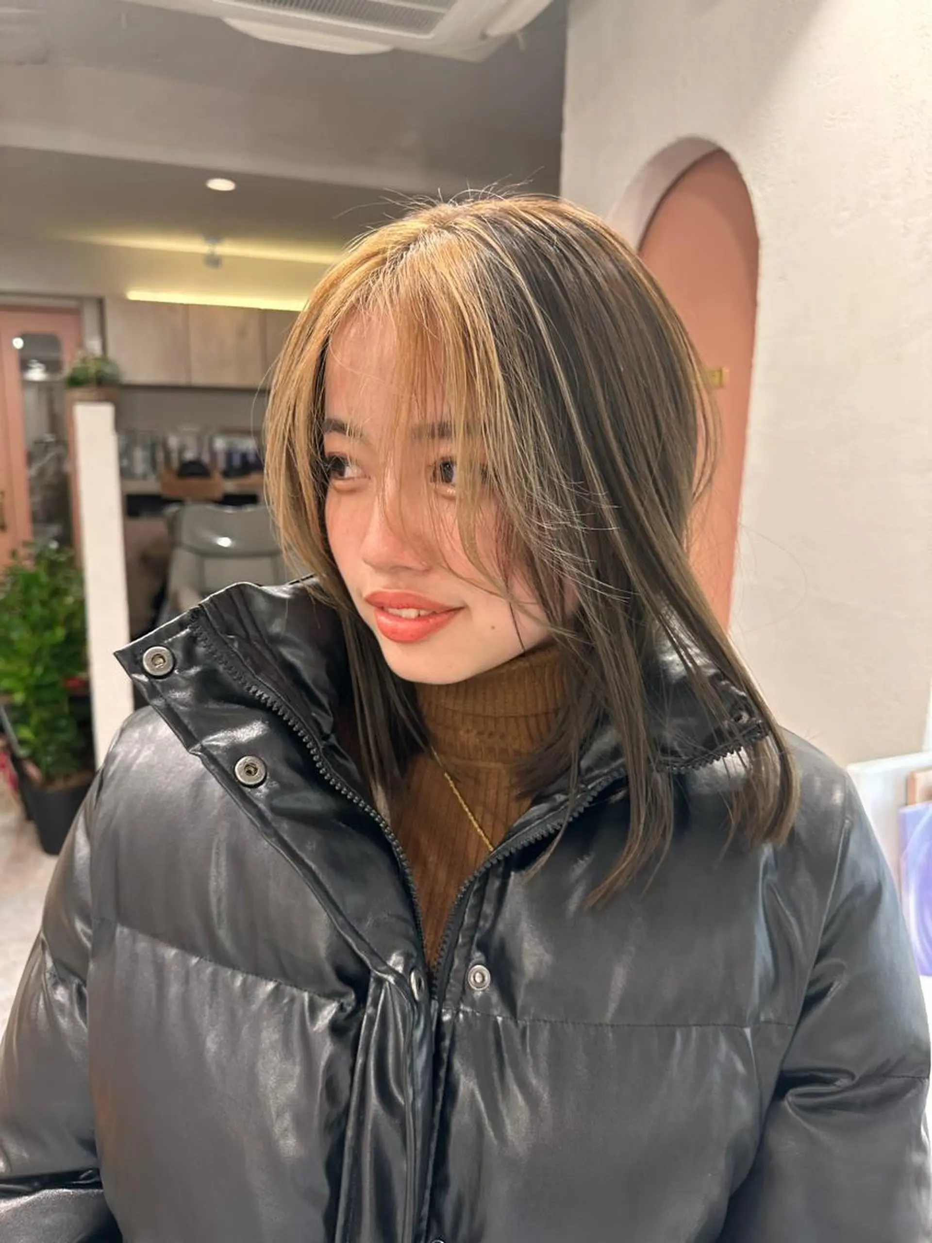 ミディアム カラー ミストバング  フェイスフレーミング 卒業式のヘアスタイル 学生 ボブ、レイヤー、 ハイトーン、古淵のヘアスタイル