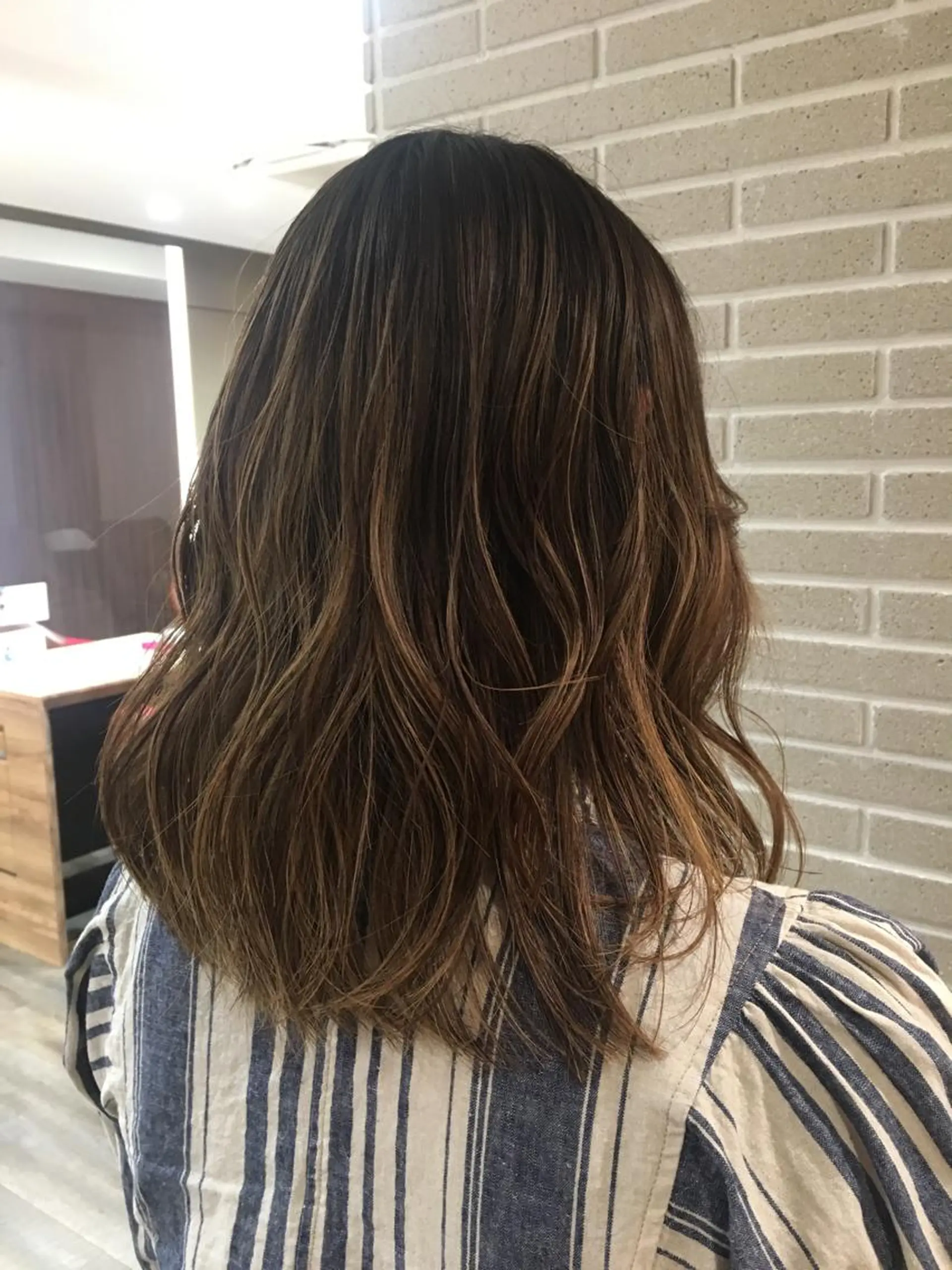 ミディアム カラー パーマ ウルフカット／吉村 桃子のヘアスタイル