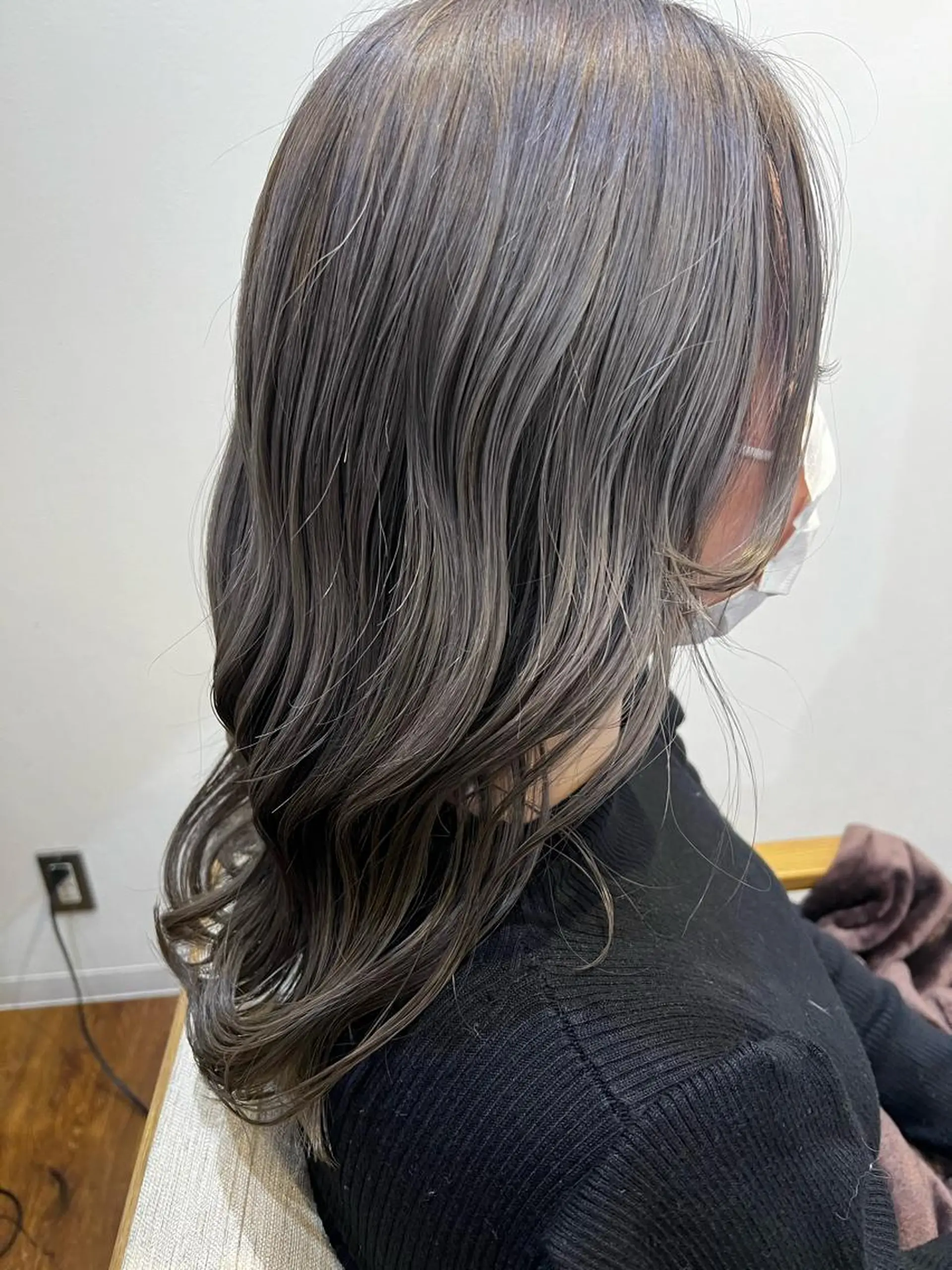 ロング カラー グレージュ 三條場 彩夏のヘアスタイル