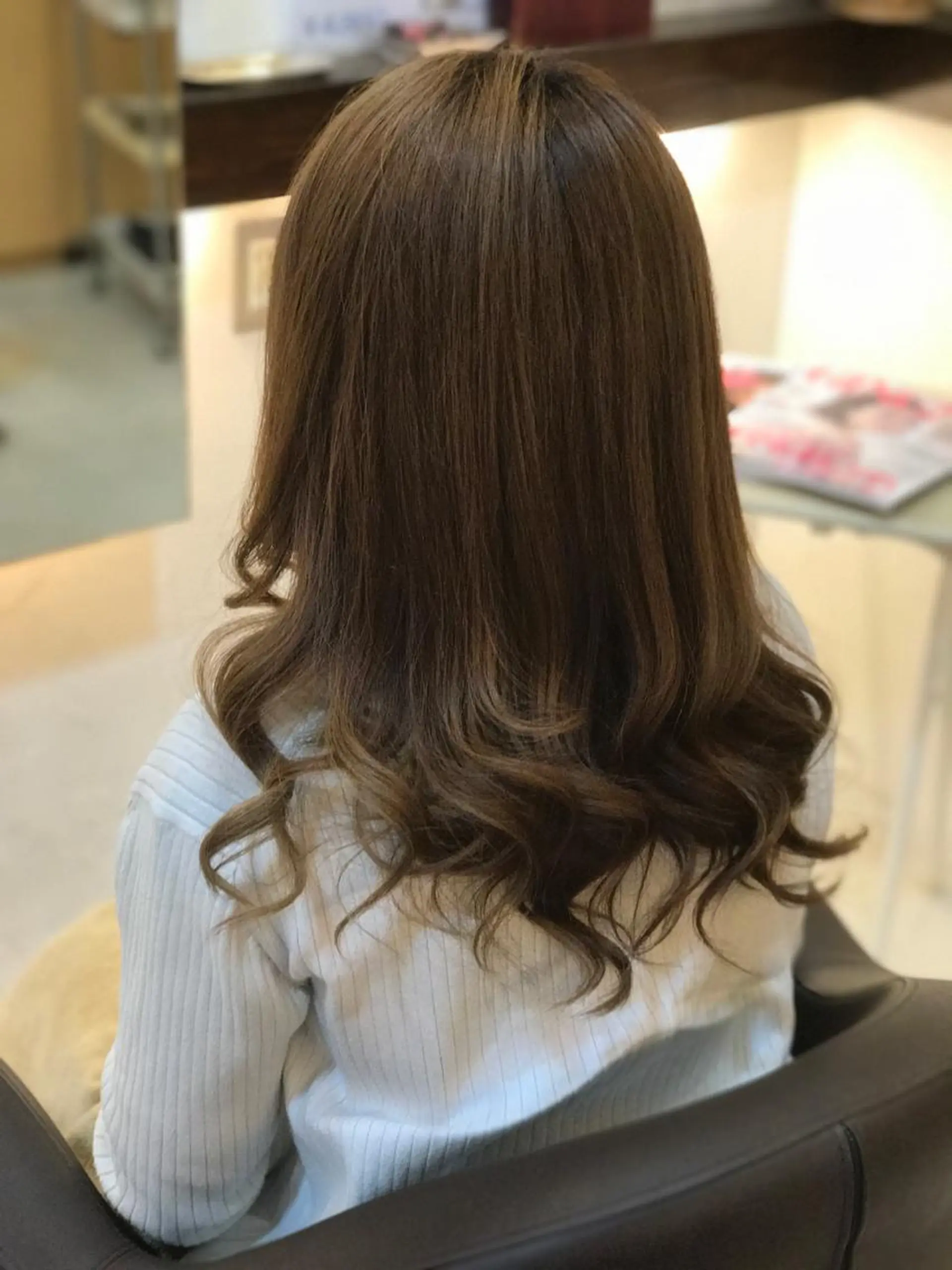 ミディアム カラー ハイライトカラー ハイライト モトエ ジュニアスタイリストのヘアスタイル