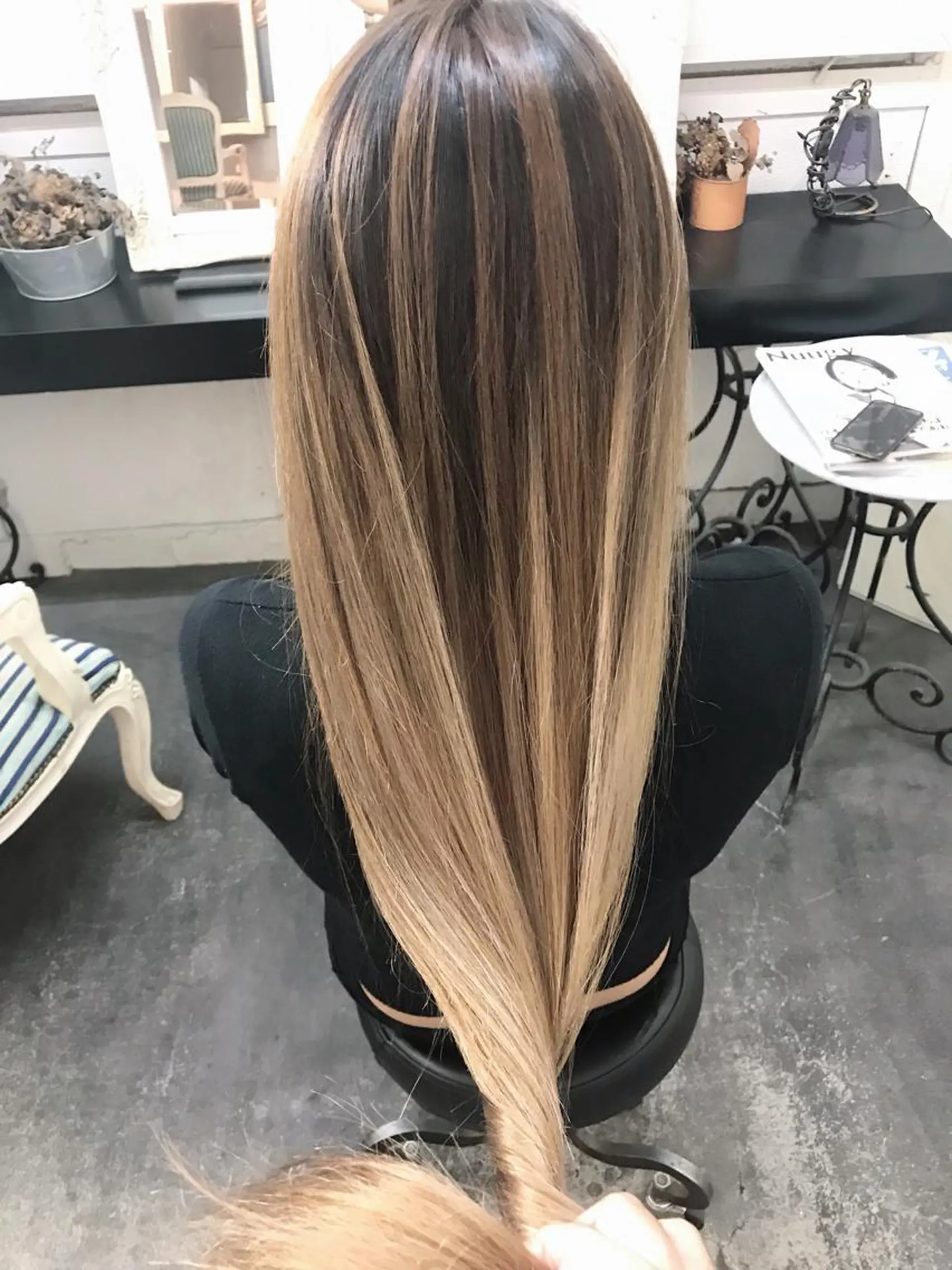 ロング カラー ヘアアレンジ お団子ヘア 結婚式・ブライダル 切りっぱなしボブ バレイヤージュ デザインカラー Mariana/ 鶴原-ハイライトのヘアスタイル