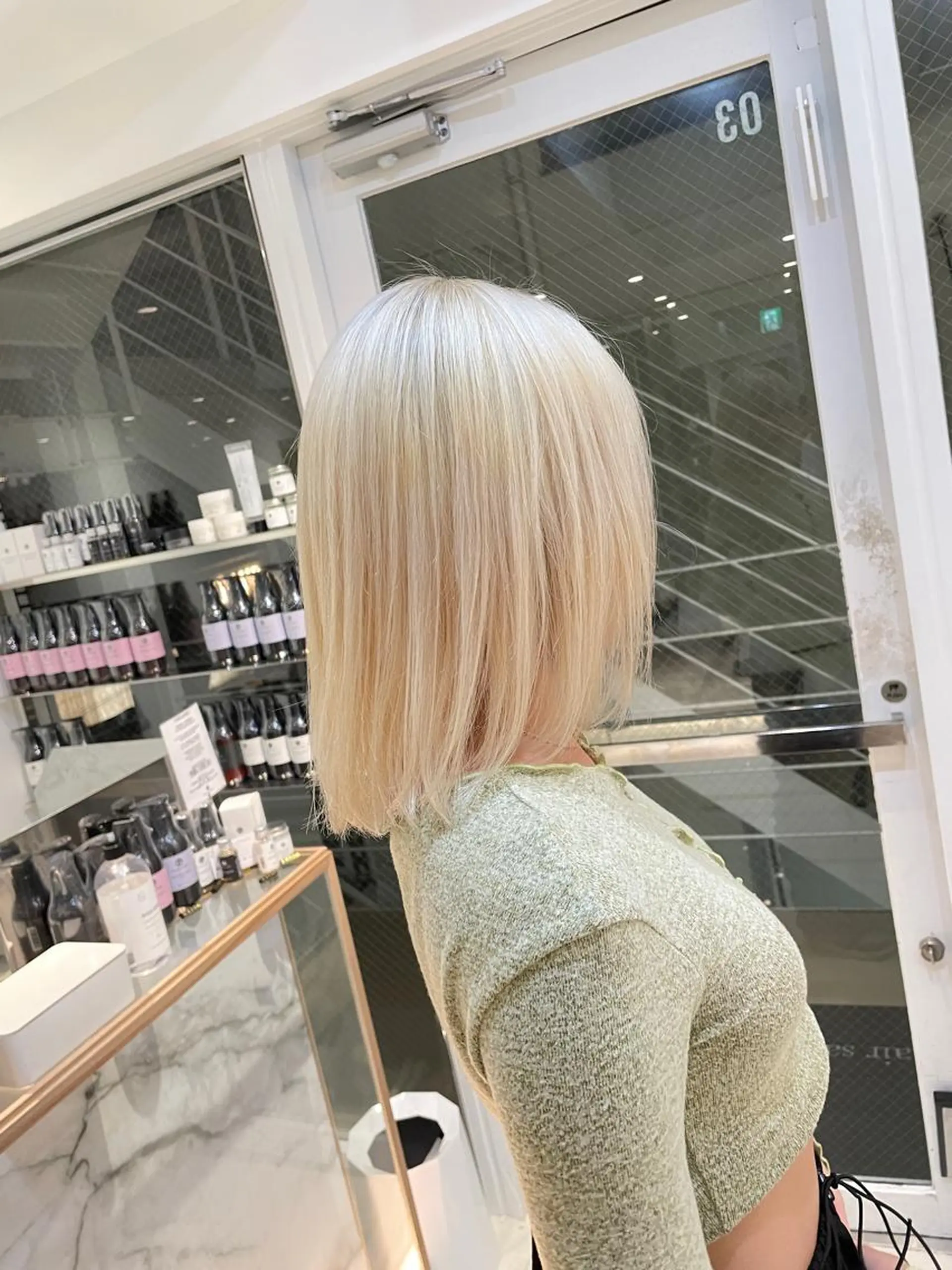 ミディアム カラー ヘアアレンジ ブロンド ホワイトブロンド ヘアカラー トリートメント ヘッドスパ ヘアセット 艶髪✨寒色カラー✨ 翁長孝輔のヘアスタイル