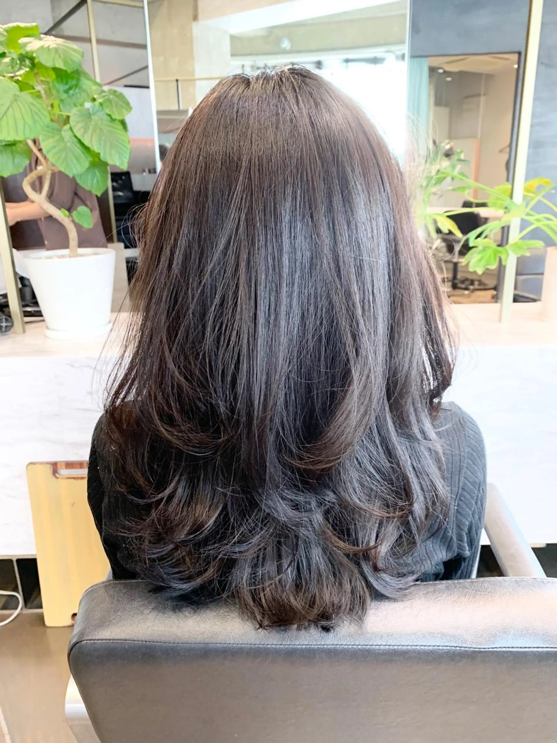 ロング アッシュ アッシュブラウン レイヤーカット ロング カット トリートメント CHIC表参道所属・伊良波 香里のヘアスタイル