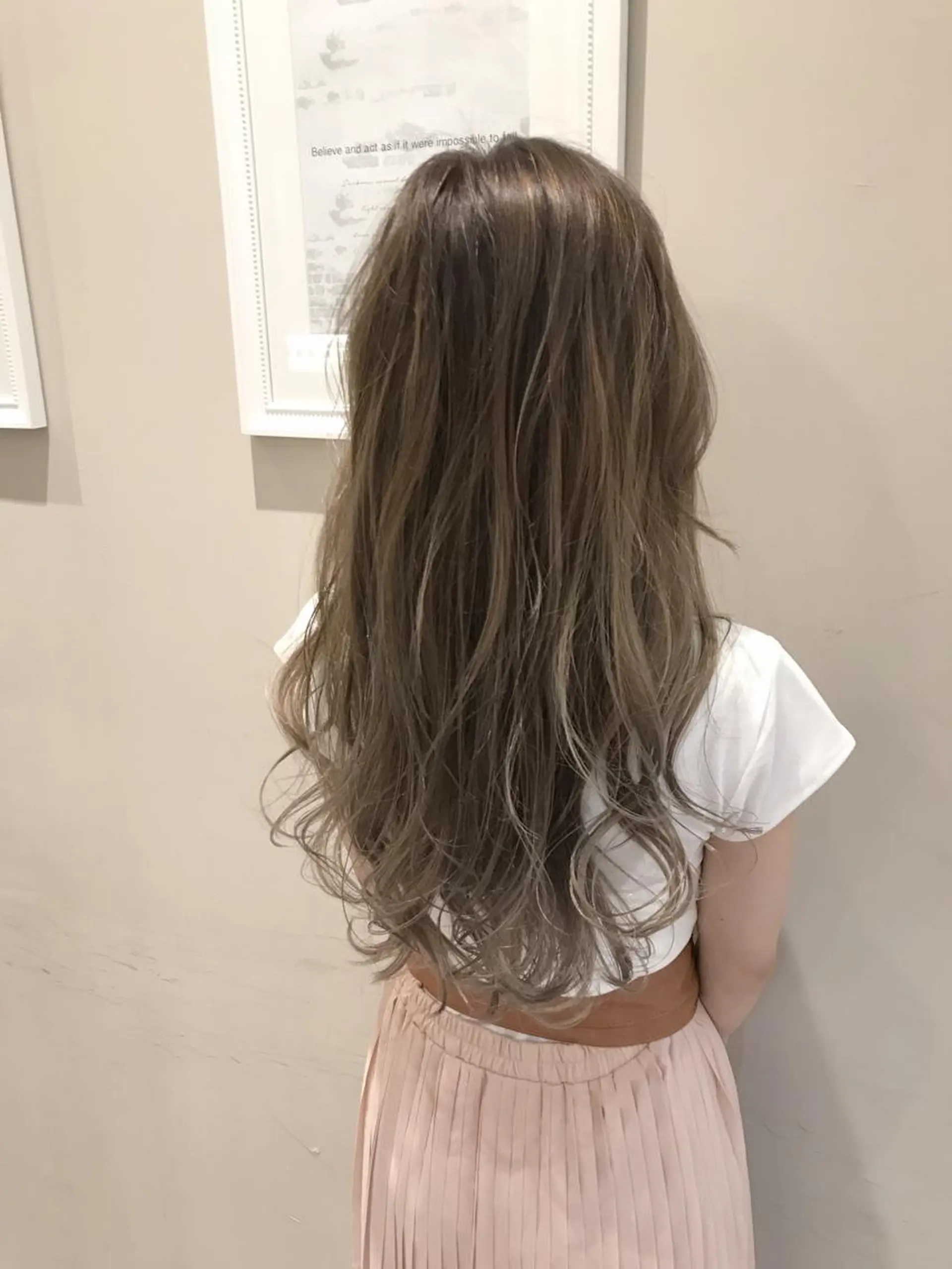 ロング カラー グレージュ 神野 雅樹のヘアスタイル