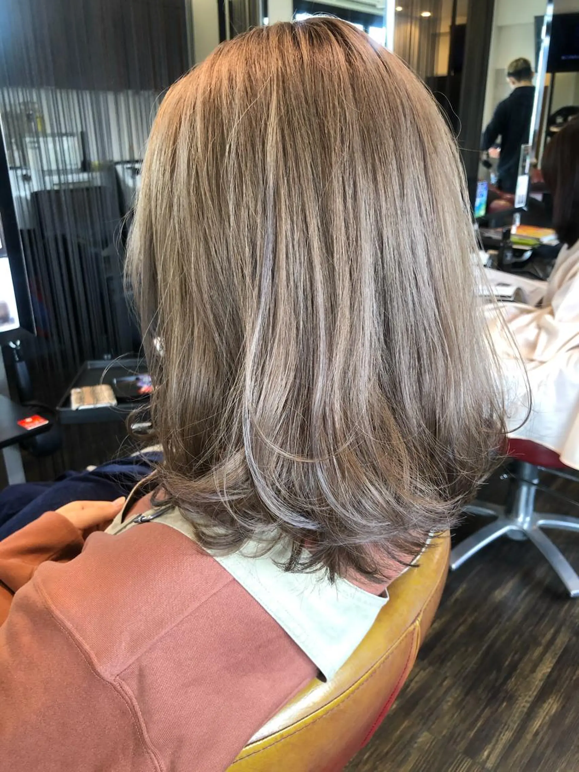 ミディアム カラー グレージュ 西本 夏美のヘアスタイル