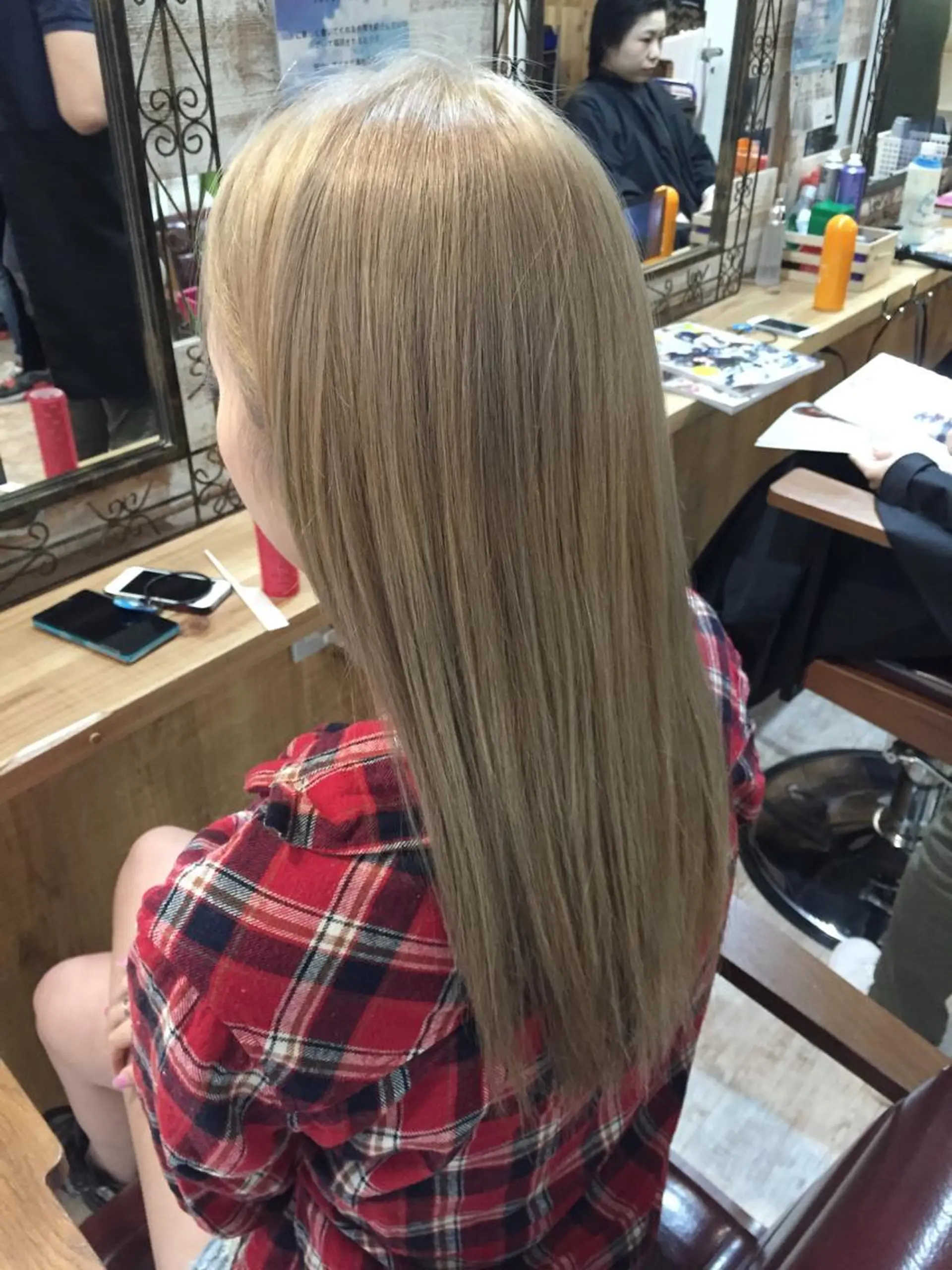 ロング カラー ベージュカラー ブリーチ ミルクティーベージュ ヘアカラー Blue hair lau所属・中川 仁のヘアスタイル