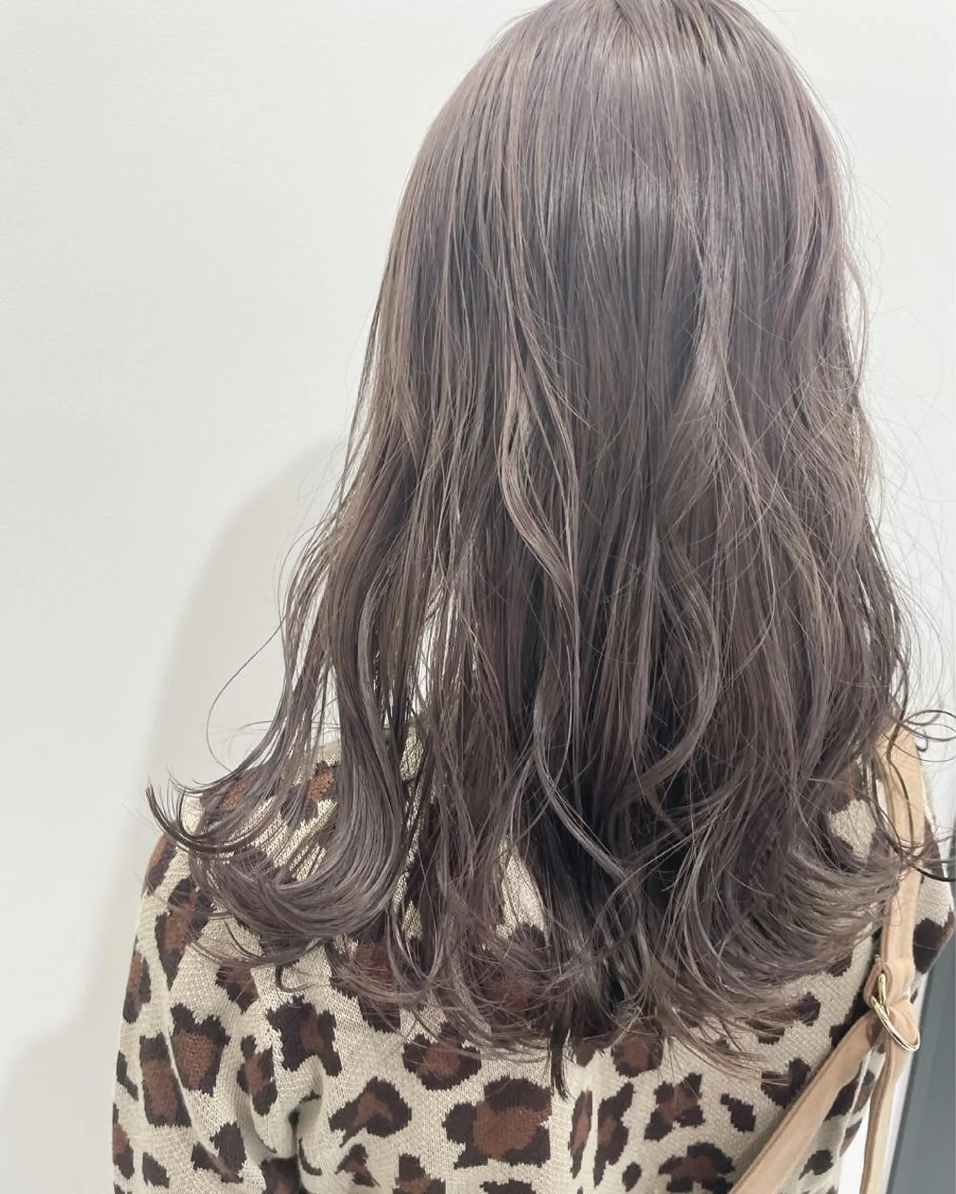 セミロング カラー ブリーチ シルバー カット ヘアカラー 宮本 円のヘアスタイル