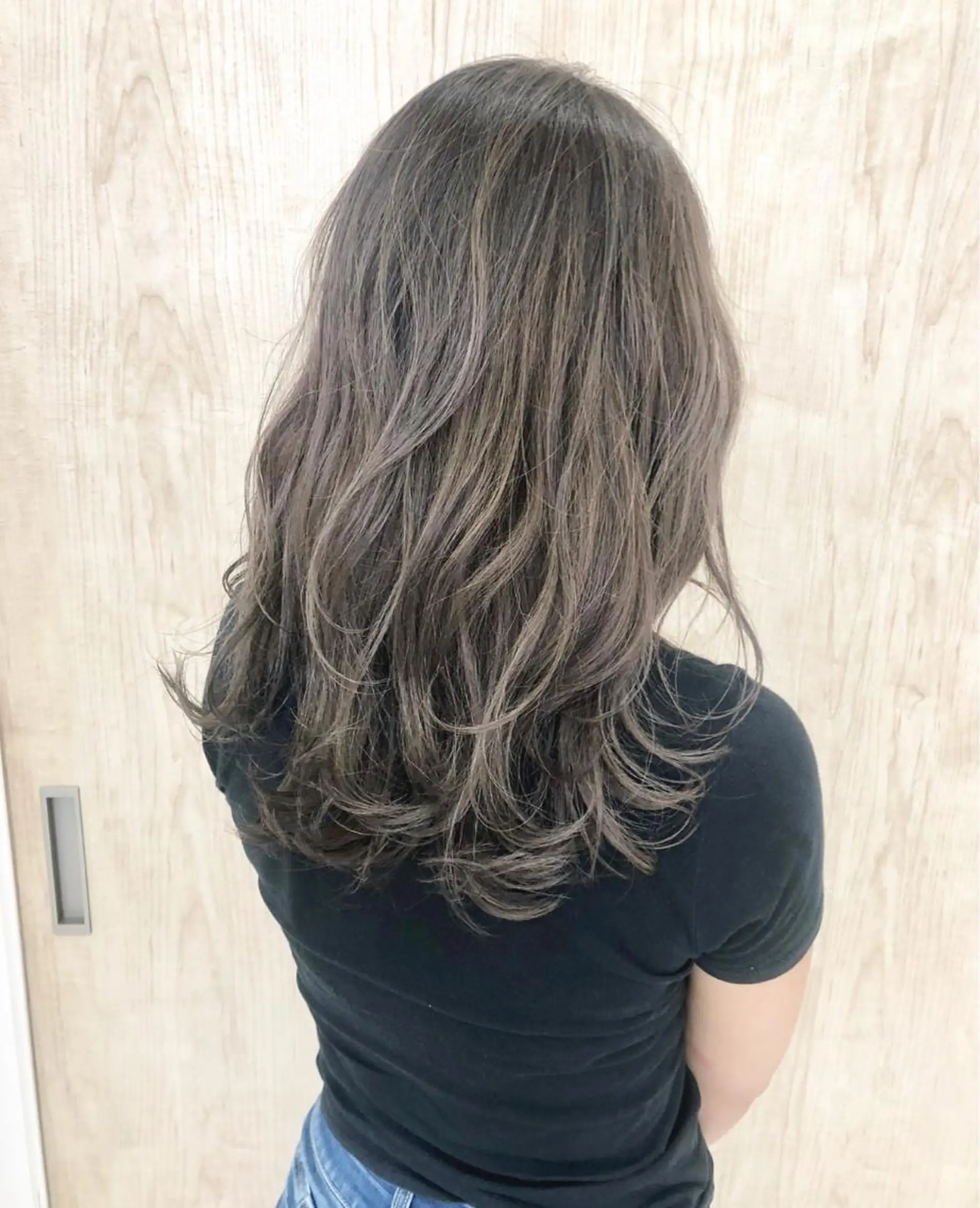 ミディアム カラー グレージュ ミルクティーグレージュ カット ヘアカラー パーマ 岩田 萌那のヘアスタイル