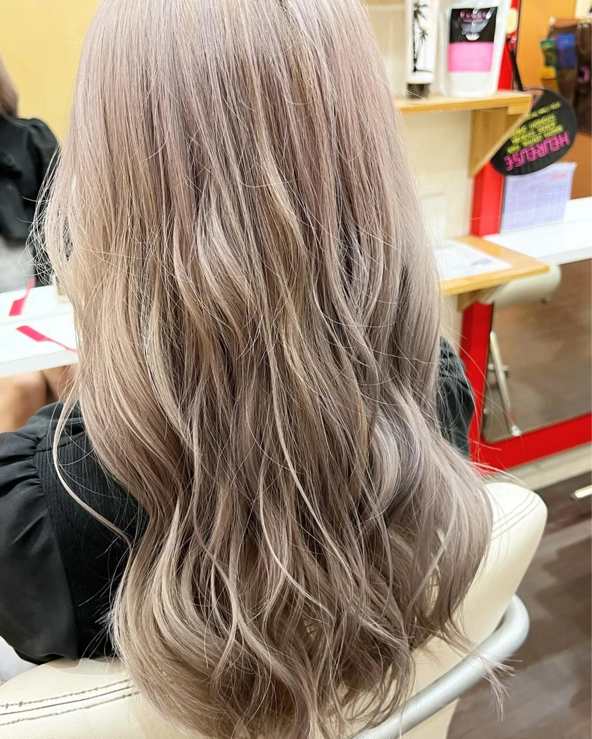 ロング カラー アッシュ ブリーチ ミルクティーアッシュ まさき✂︎ブリーチ／ デザインカラーのヘアスタイル