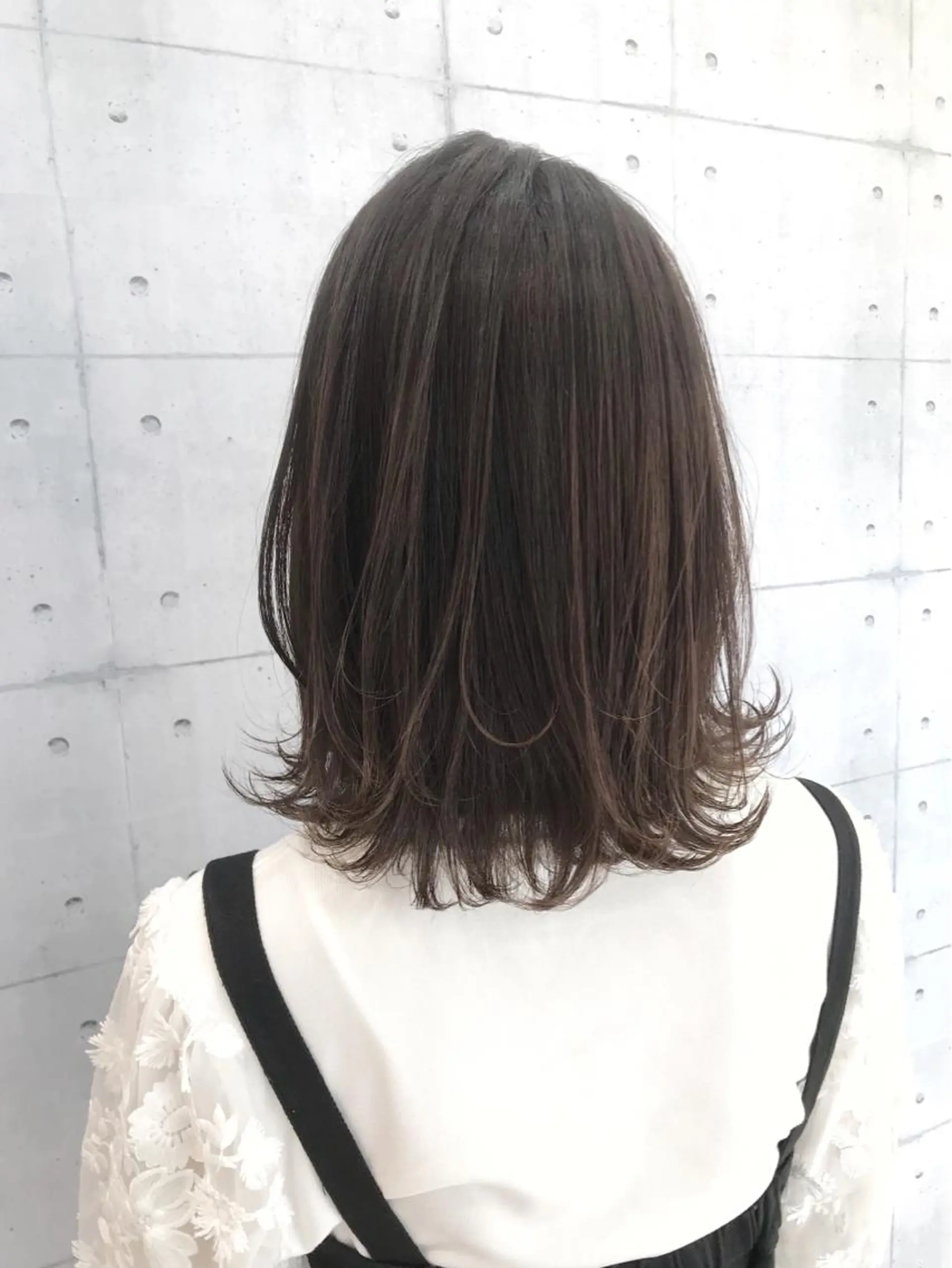 ミディアム カラー 切りっぱなしボブ アッシュ ベージュカラー ボブ カット ヘアカラー 高木 麻知子のヘアスタイル