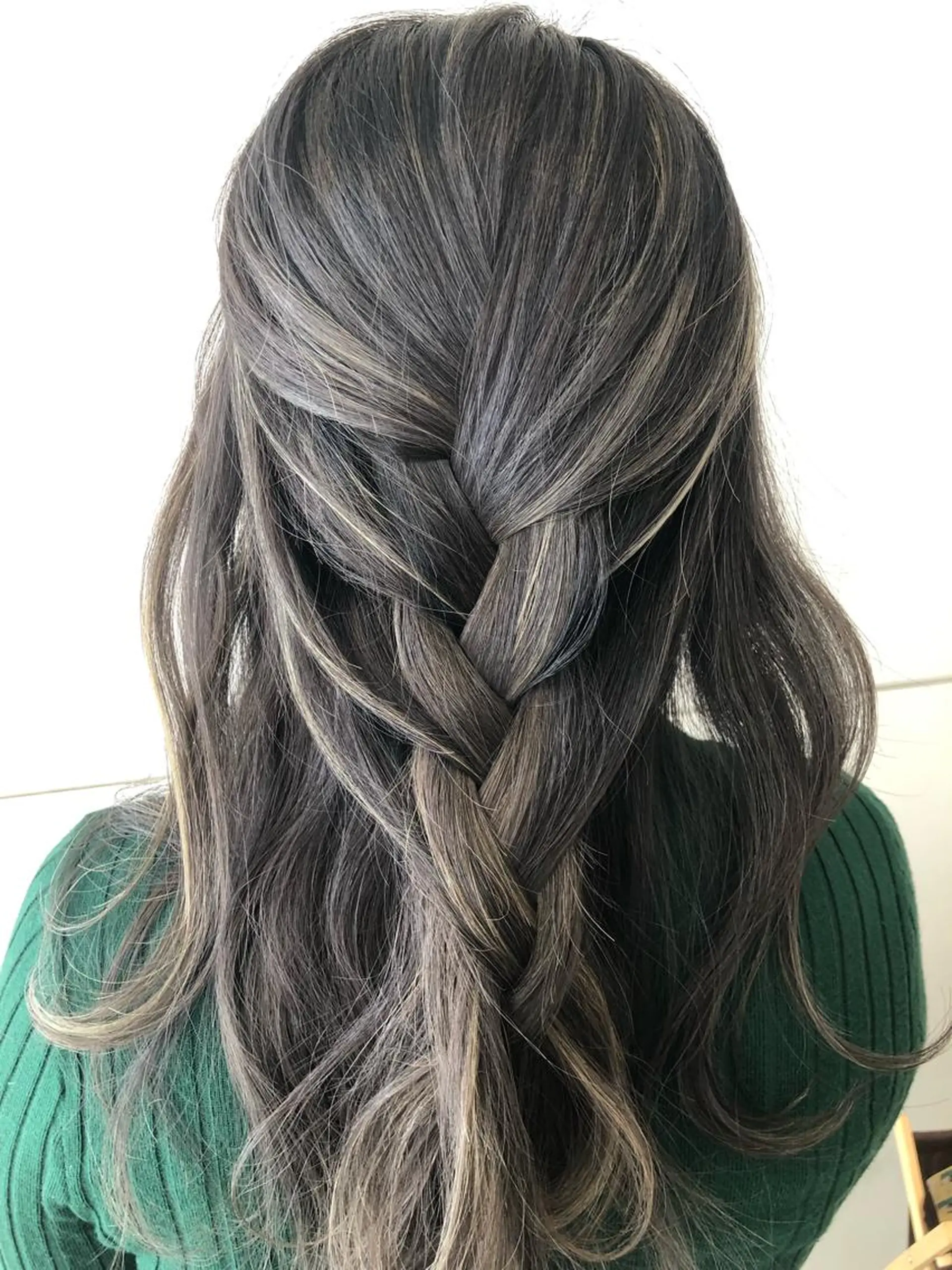 ロング カラー ハイライトカラー シルバー ハイライト ヘアカラー 松本 明日可のヘアスタイル