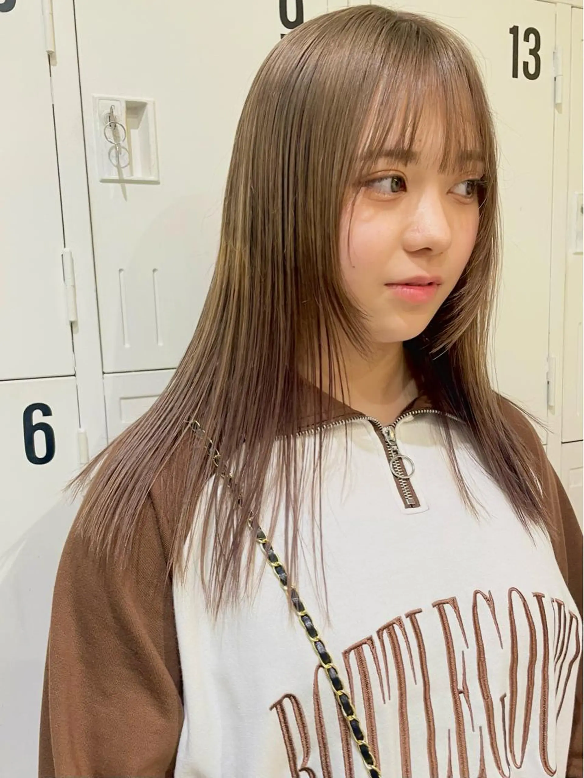 セミロング カラー 大角  実希のヘアスタイル