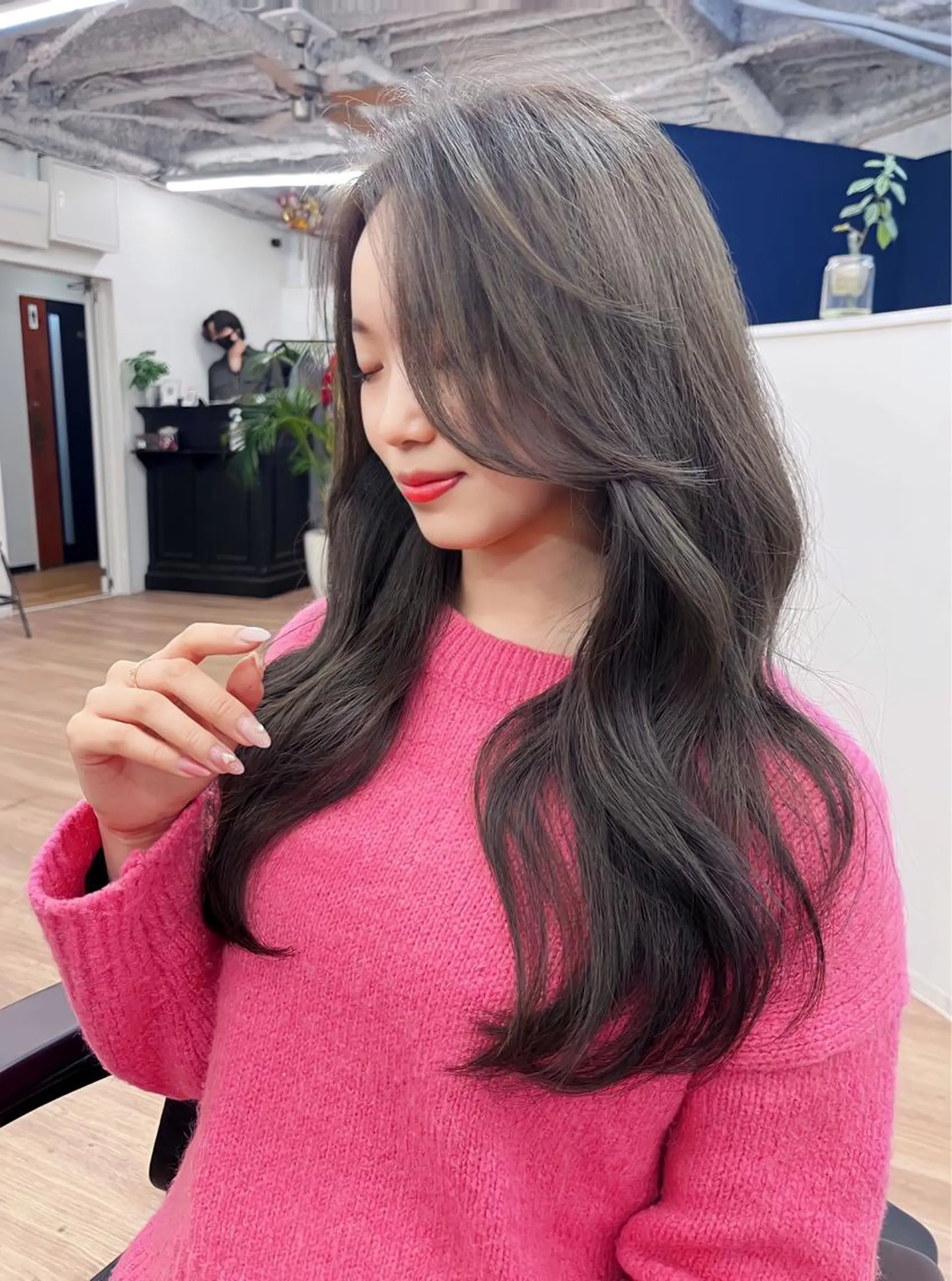 セミロング カラー パーマ ヘアアレンジ メンズ キッズ ネイル マツエク・マツパ アイブロウ メンズインナーカラー メンズ韓国風 黒髪 ブルーカラー ブルーブラック カット ヘアカラー トリートメント 武田涼レイヤーカット 髪質改善×縮毛矯正のヘアスタイル