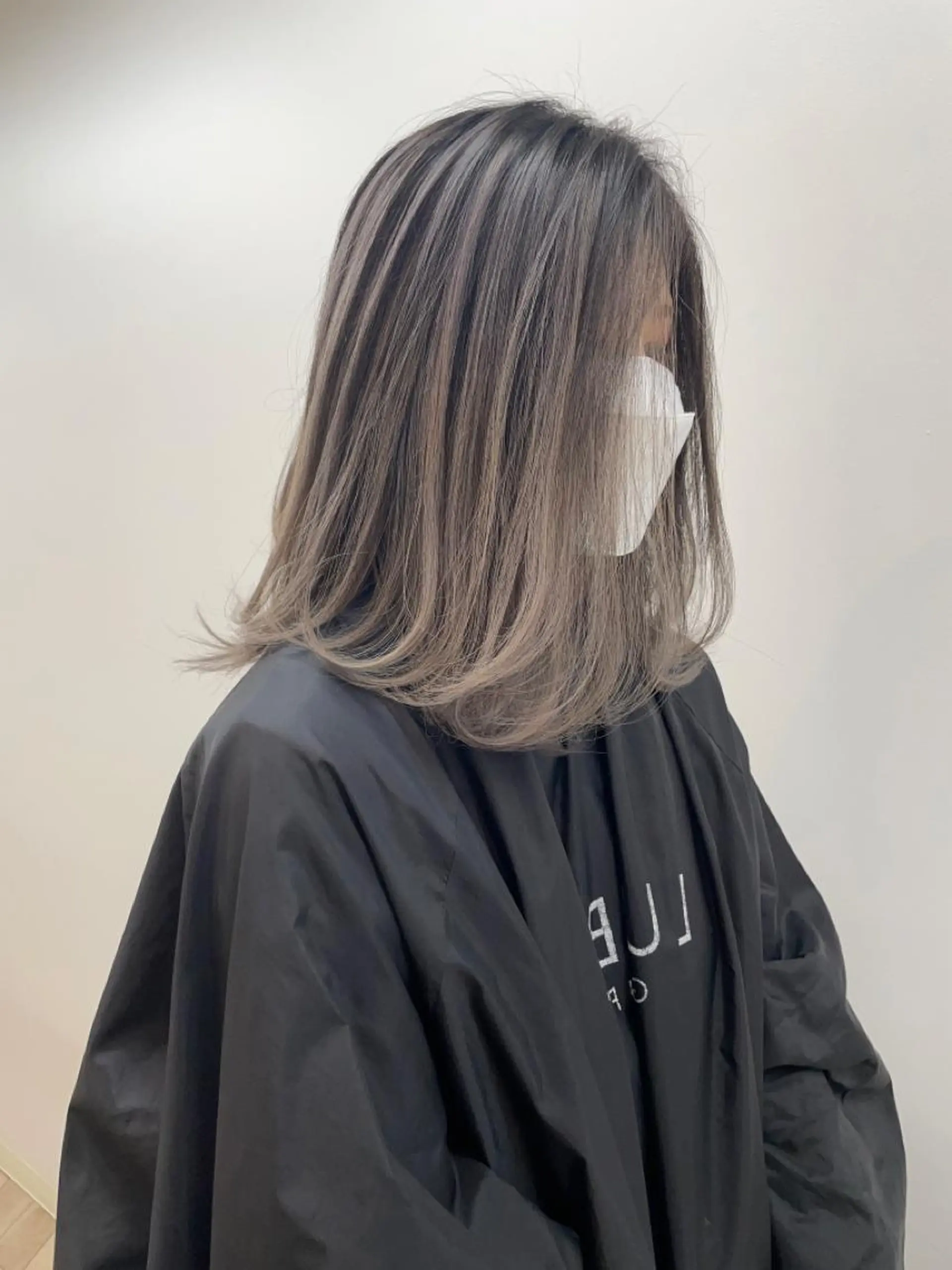 ミディアム レイヤーカット eL HAIR SALON なんば店所属・ブリーチカラー特化 /焼田貴明のヘアスタイル