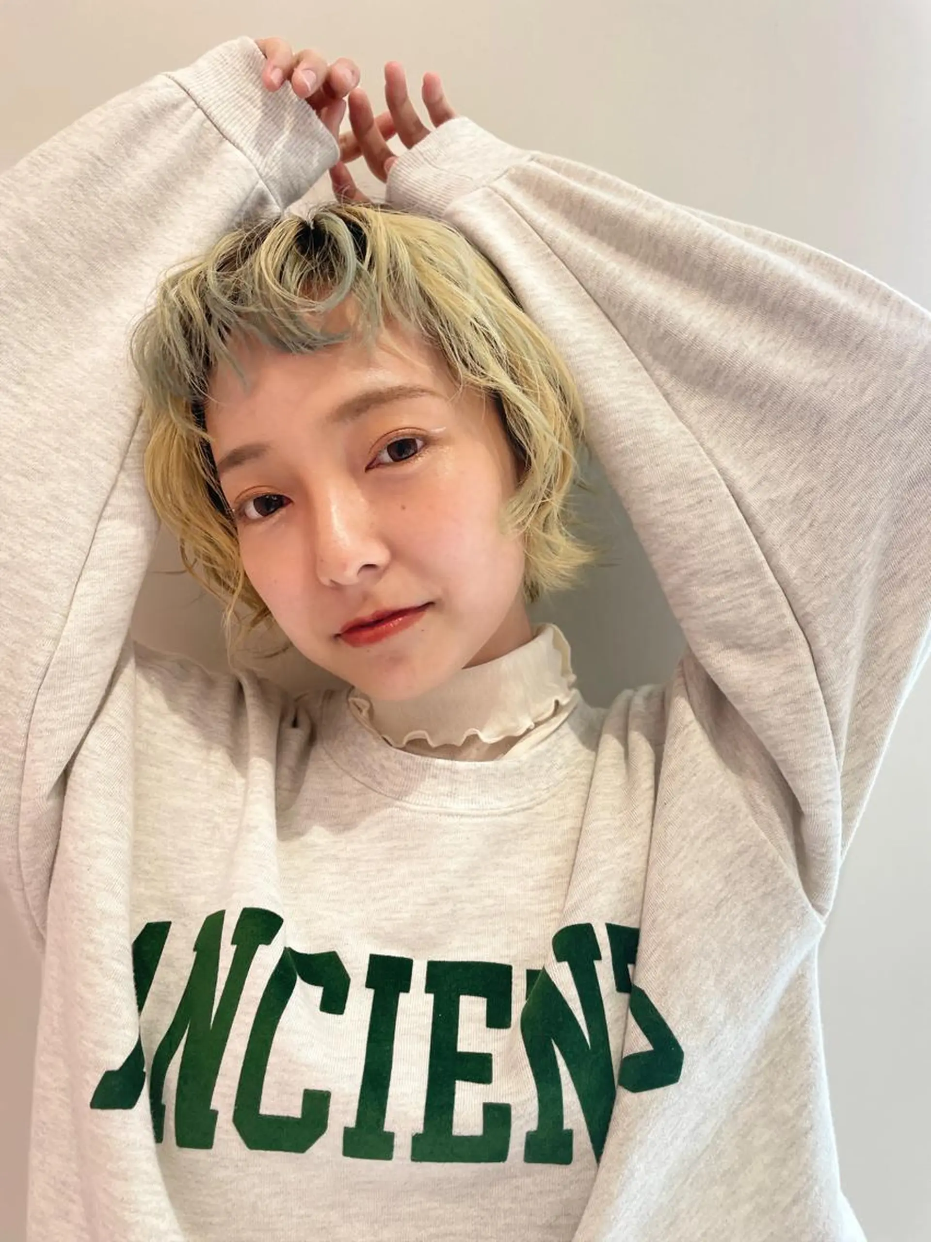 ミディアム カラー カット ヘアカラー パーマ 縮毛矯正 トリートメント ヘッドスパ ヘアセット レイヤーカット/ ハイトーンchimiのヘアスタイル