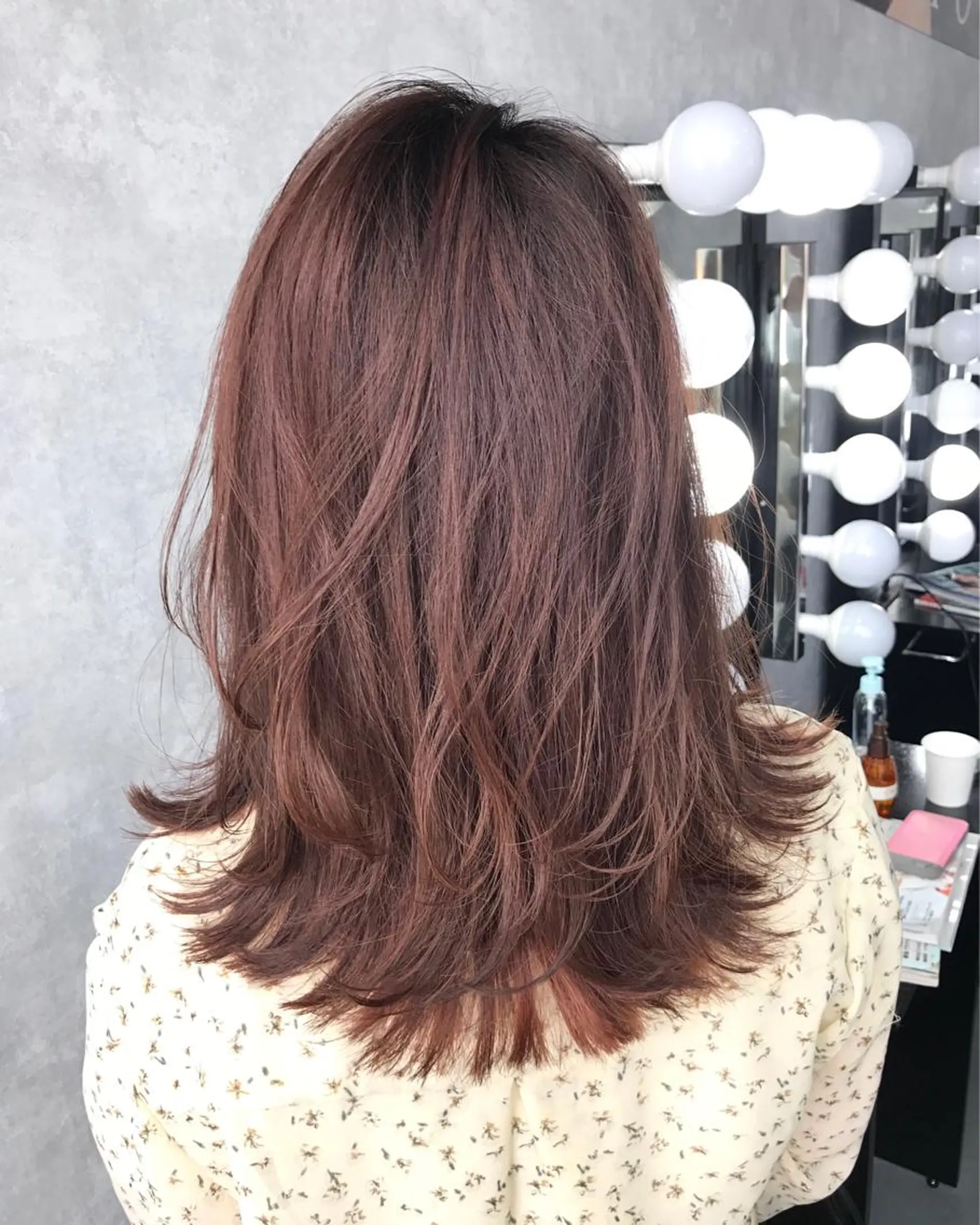 セミロング カラー ピンクカラー TOMOYAレイヤー ブリーチ縮毛矯正のヘアスタイル