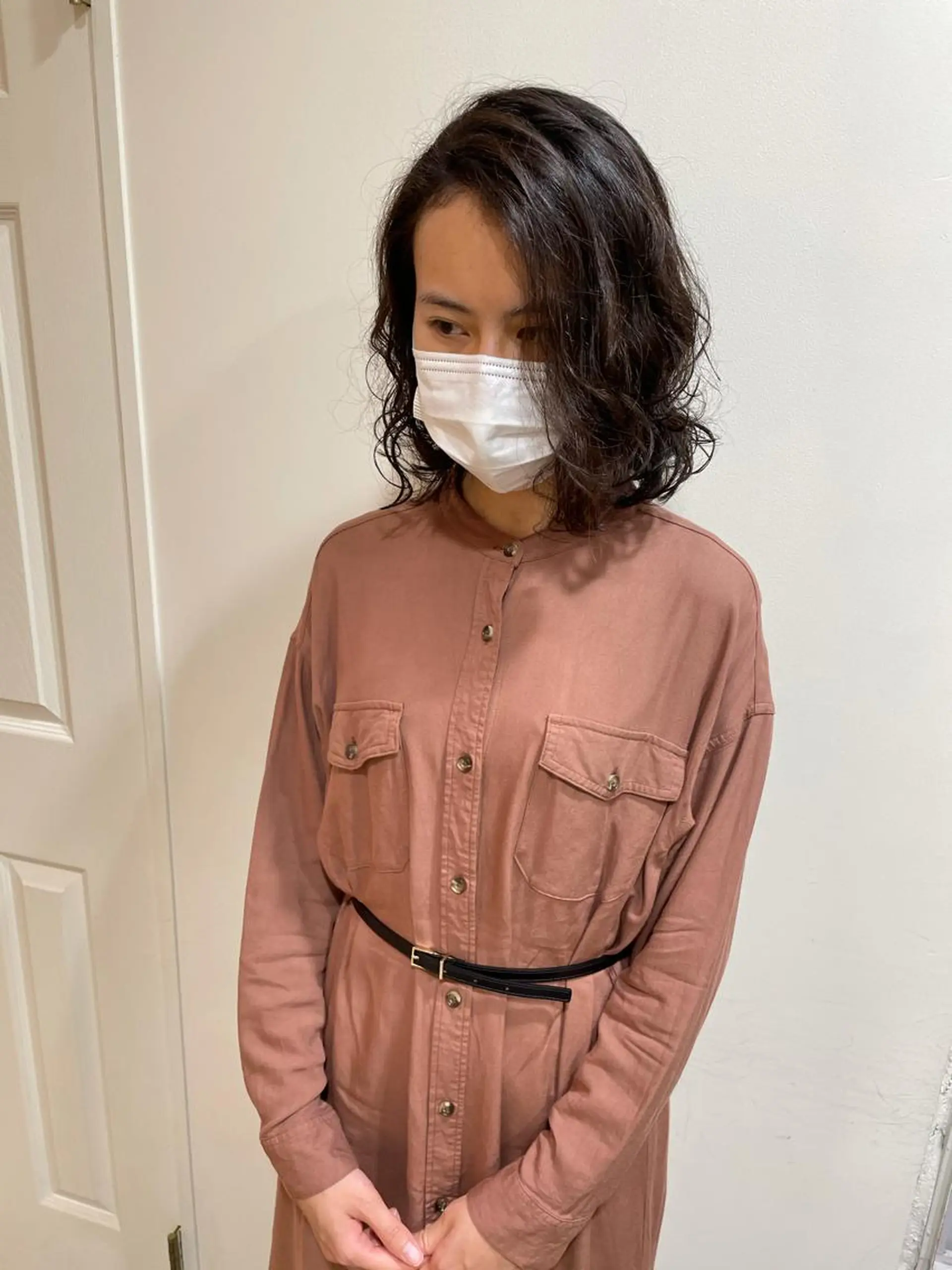 ミディアム パーマ MIOベージュカラー 柔らかいカラーのヘアスタイル