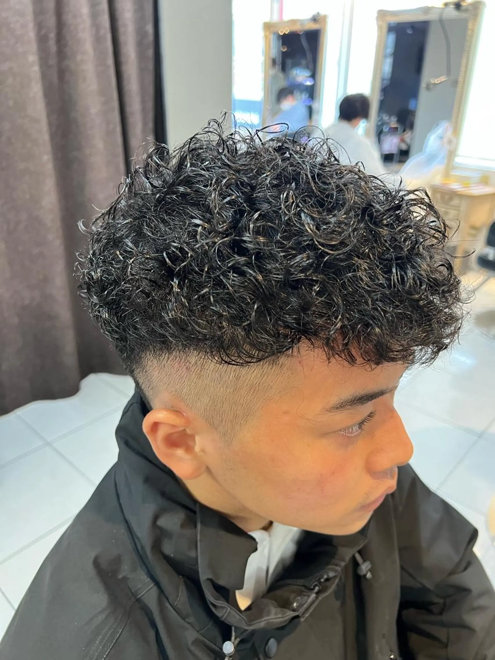 パーマ メンズ センターパート フェードカット カルマパーマ マッシュ メンズパーマ カット パーマ パーマ特化美容師 茂木広幸のヘアスタイル