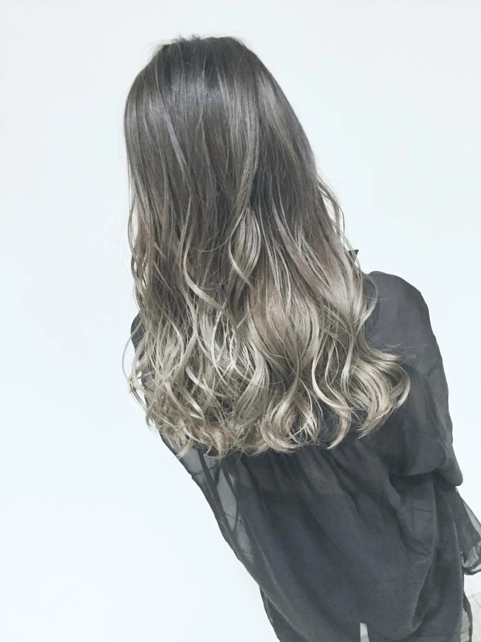 セミロング カラー アッシュ アッシュグレー アッシュグレージュ バレイヤージュ ミストバング AMI Hair  supply所属・髪質改善カラー 韓国風レイヤーのヘアスタイル