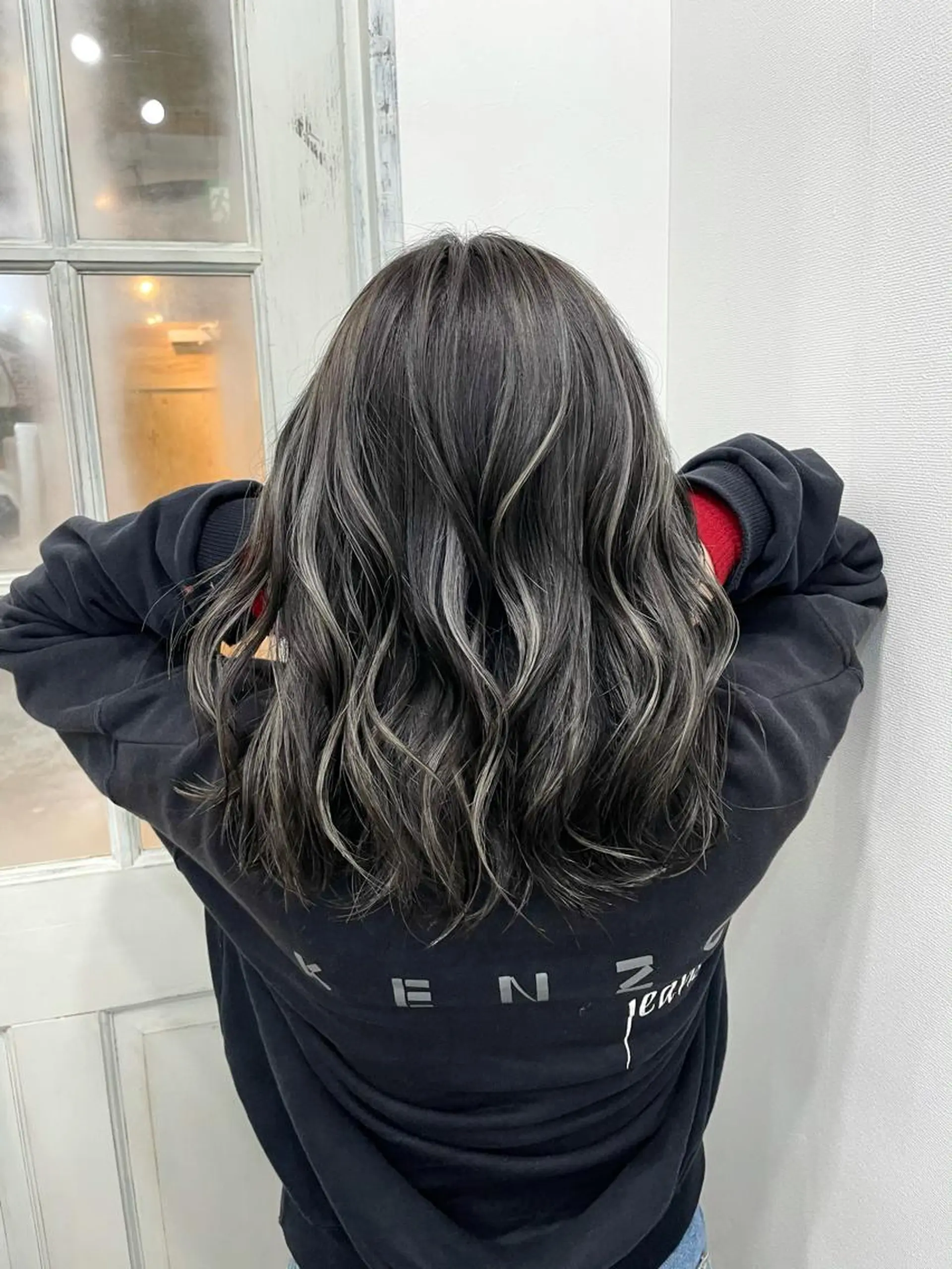 ミディアム 白いハイライト🤍 タナカリョウスケのヘアスタイル