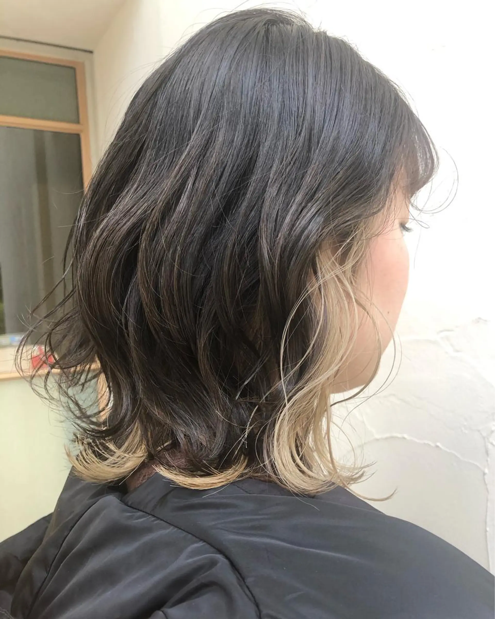 ミディアム カラー ベージュカラー ダークグレー インナーカラー ホワイトベージュ 大岩 茉愉のヘアスタイル