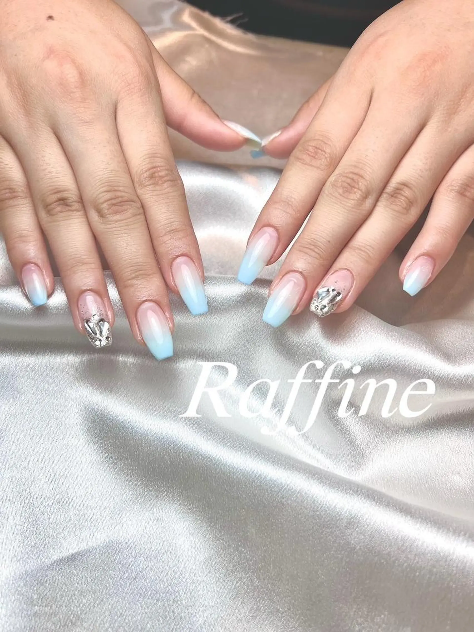ネイル RAFFINE 月🦋🩵のネイルデザイン