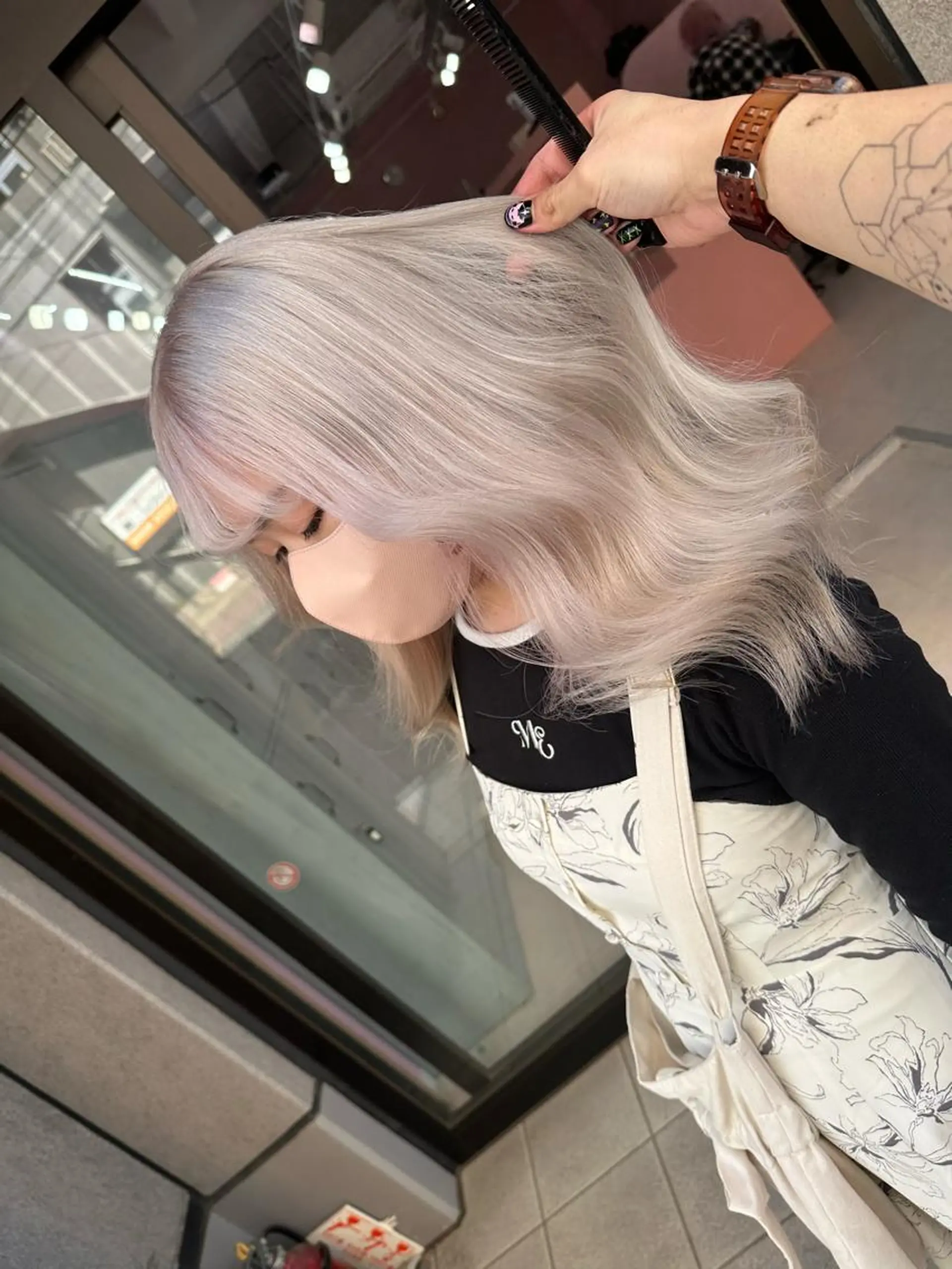 ロング カラー アッシュ アッシュグレー アッシュグレージュ バレイヤージュ ミストバング ヘアカラー トリートメント ブリーチ人気No.1 MANATO🎨🌈のヘアスタイル